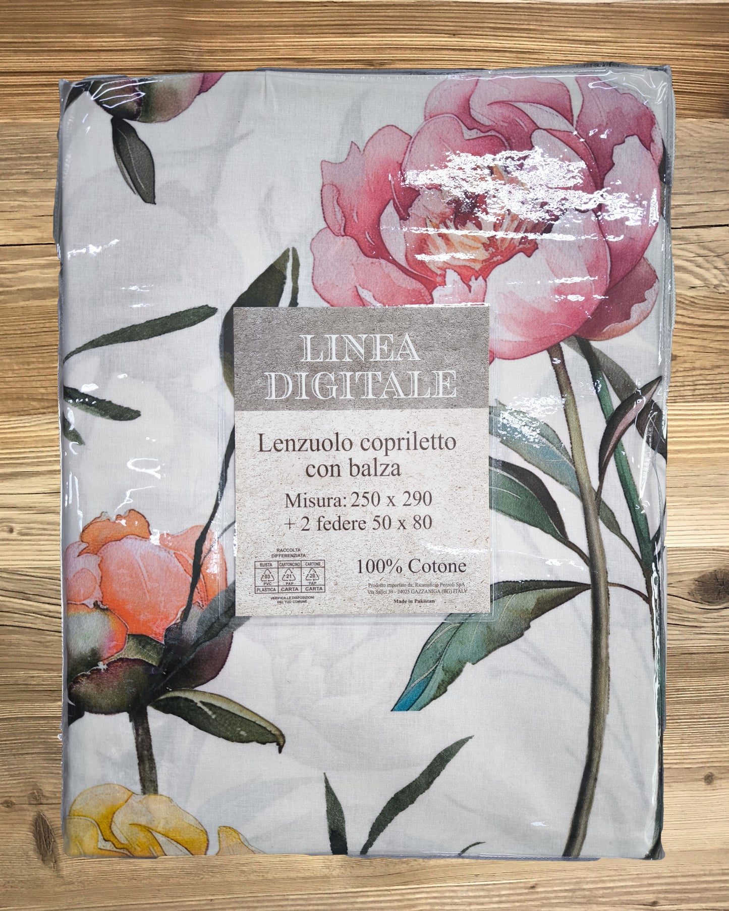 Immagine della confezione del prodotto con misure: lenzuolo 250x290 cm e 2 federe 50x80 cm, design rose e farfalle.