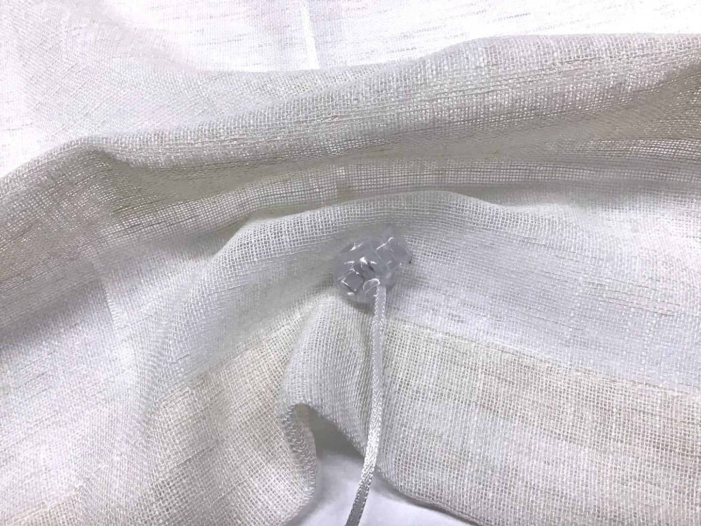 Regolazione in altezza della tenda a vetro bianca