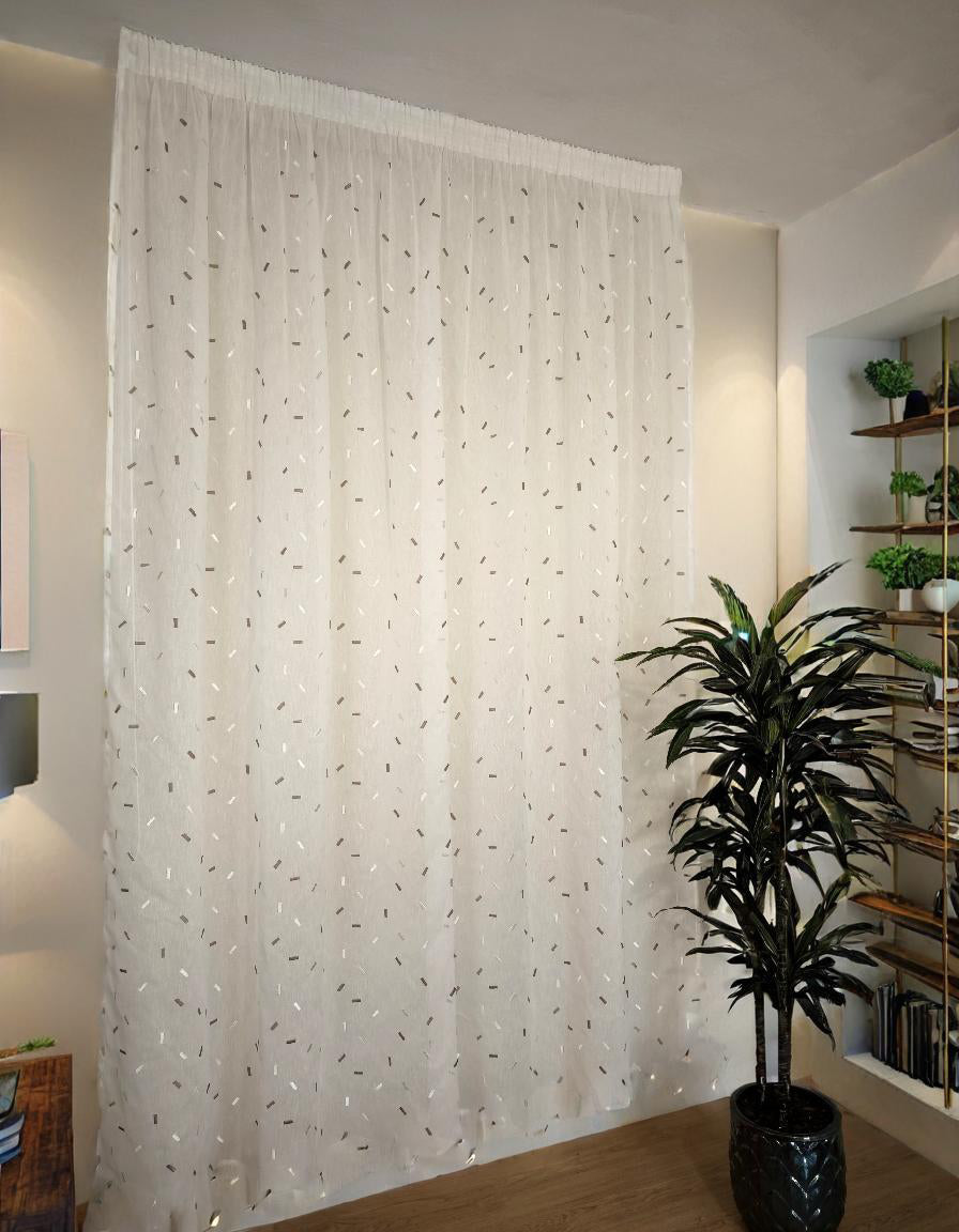 Voilage avec galon fronceur et Ruflette personnaliseè - Tissu blanc avec broderie taupe, compatible avec rails de 140/170 cm, Hauteur de 180 à 280 cm - Isabel