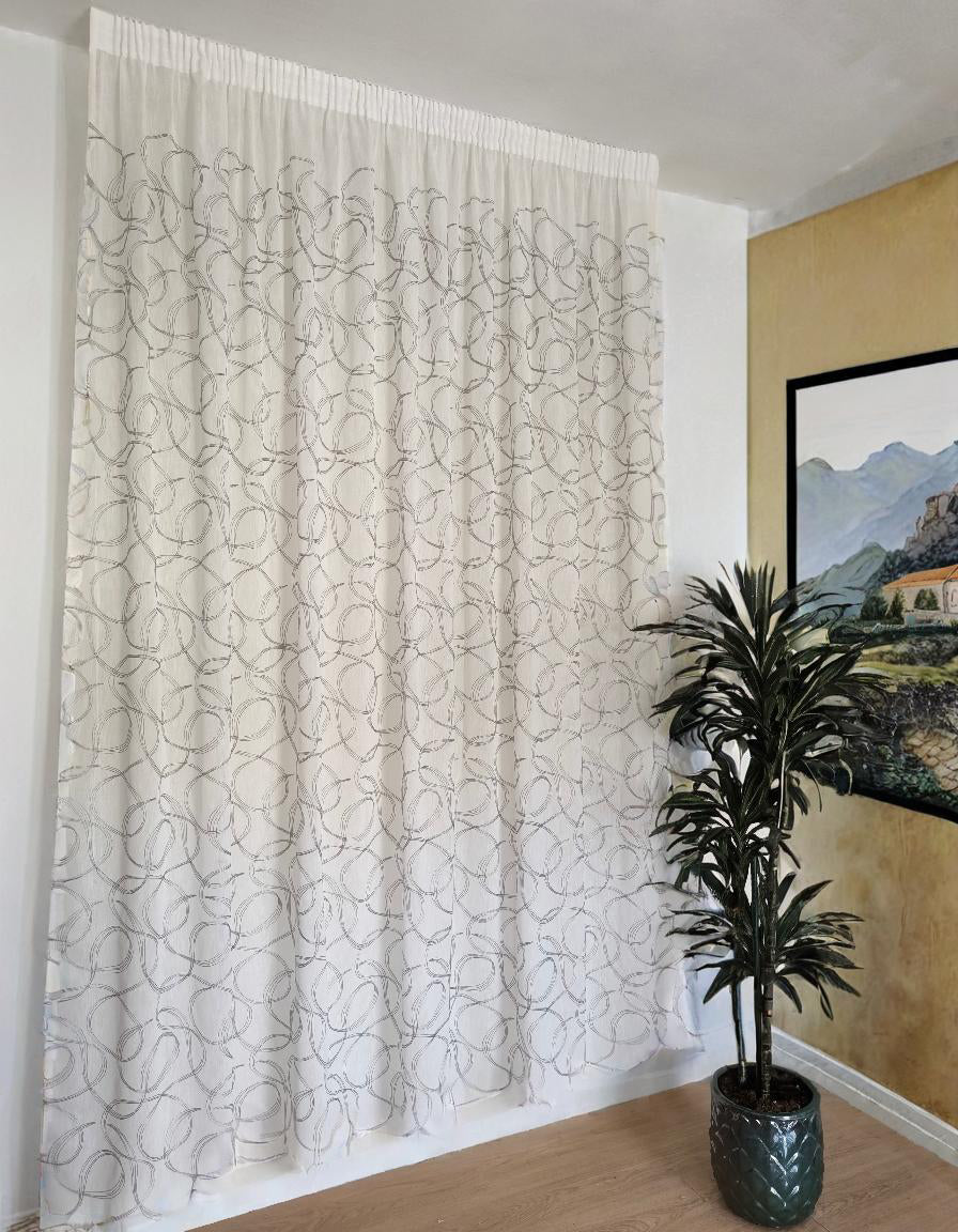 Voilage avec galon fronceur et Ruflette personnalisé – Tissu brodé blanc/gris, compatible avec rails de  140/170 cm, hauteurs 180 à 281 cm – art. Tebe