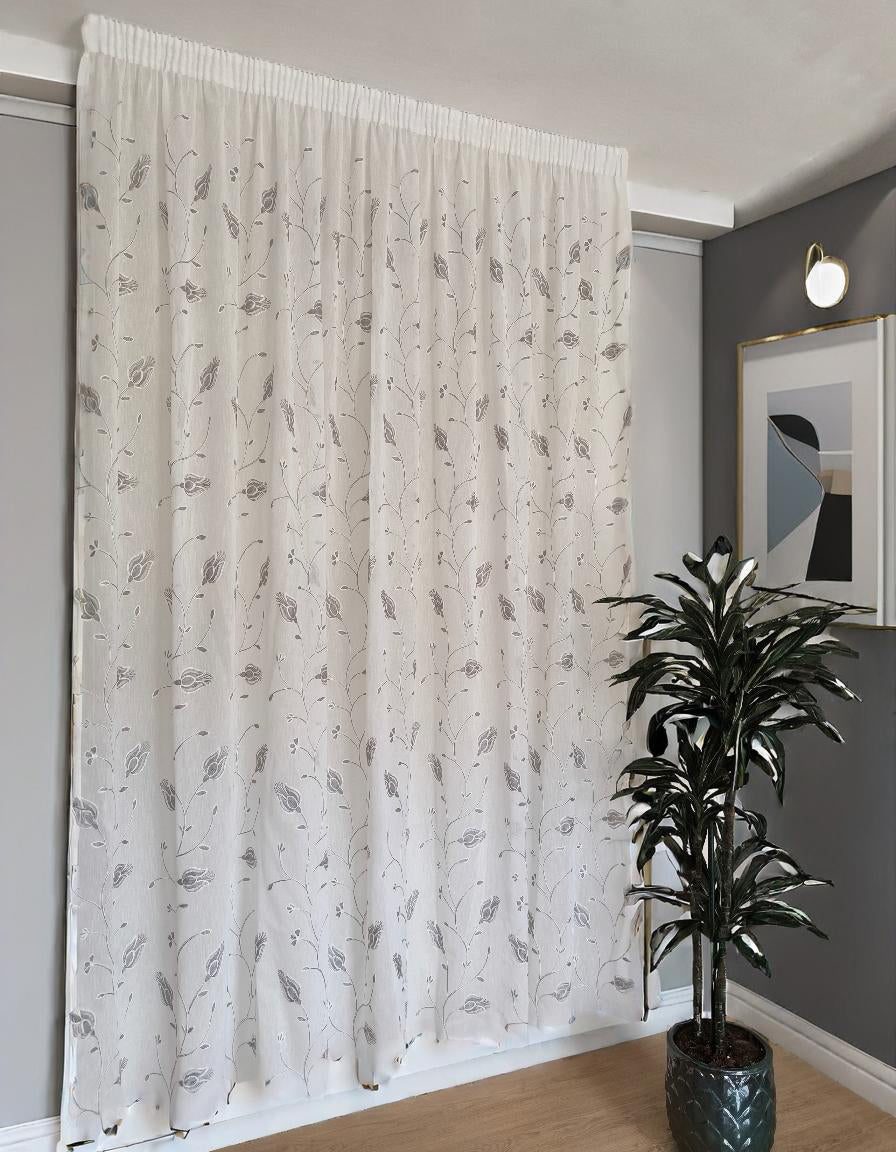 Voilage avec galon fronceur et Ruflette personnalisé – Tissu blanc/gris brodé de fleurs, compatible avec rails de  140/170 cm, hauteurs 180 à 280 cm – art. Cal