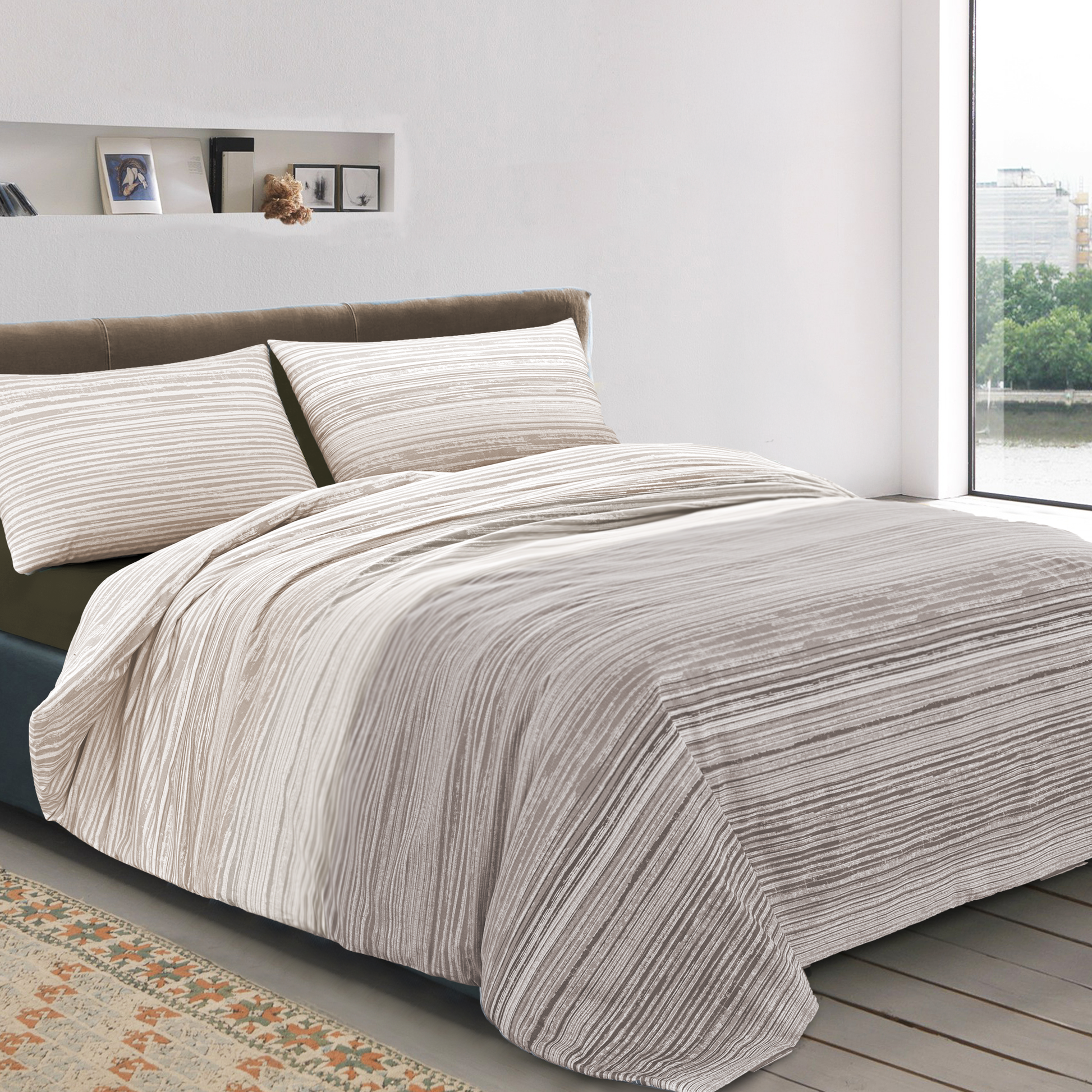 Copripiumino beige con righe orizzontali su letto