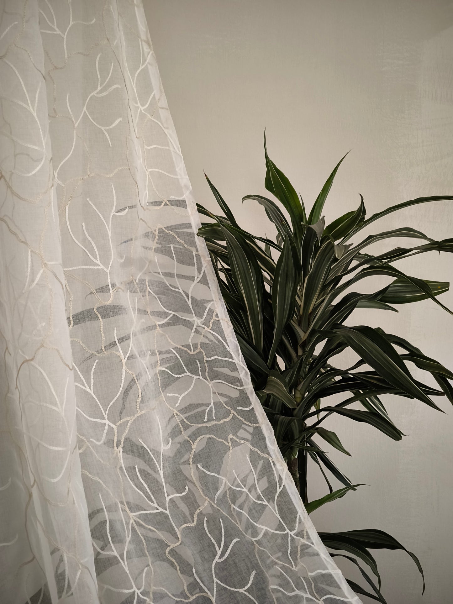 Voilage avec galon fronceur et Ruflette personnalisée - tissu blanc avec broderie blanche et beige - compatible avec rails de140/170 cm, Hauteur de 180 à 280 cm  - art.Souffle de feuille beige