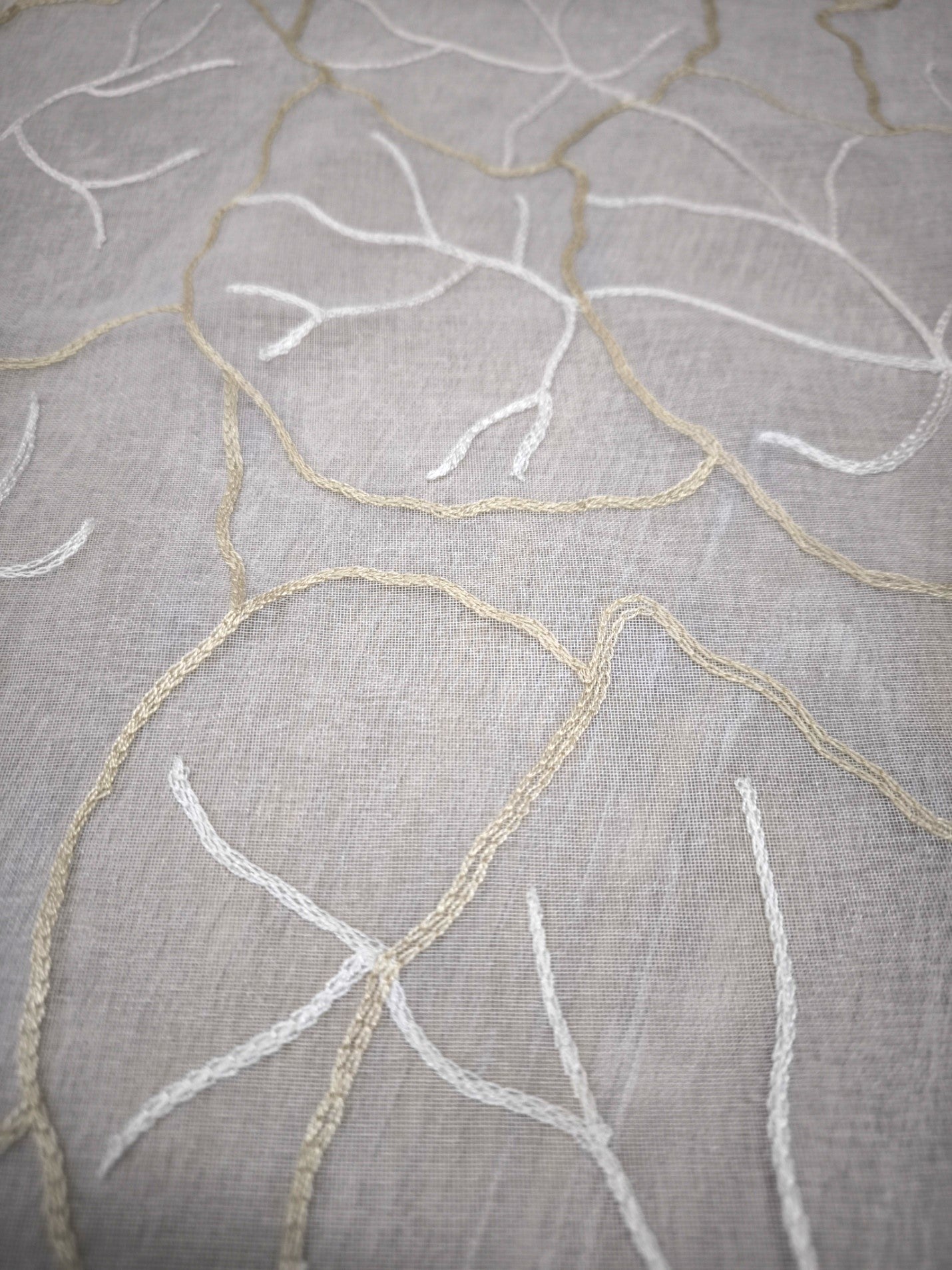 Voilage avec galon fronceur et Ruflette personnalisée - tissu blanc avec broderie blanche et beige - compatible avec rails de140/170 cm, Hauteur de 180 à 280 cm  - art.Souffle de feuille beige