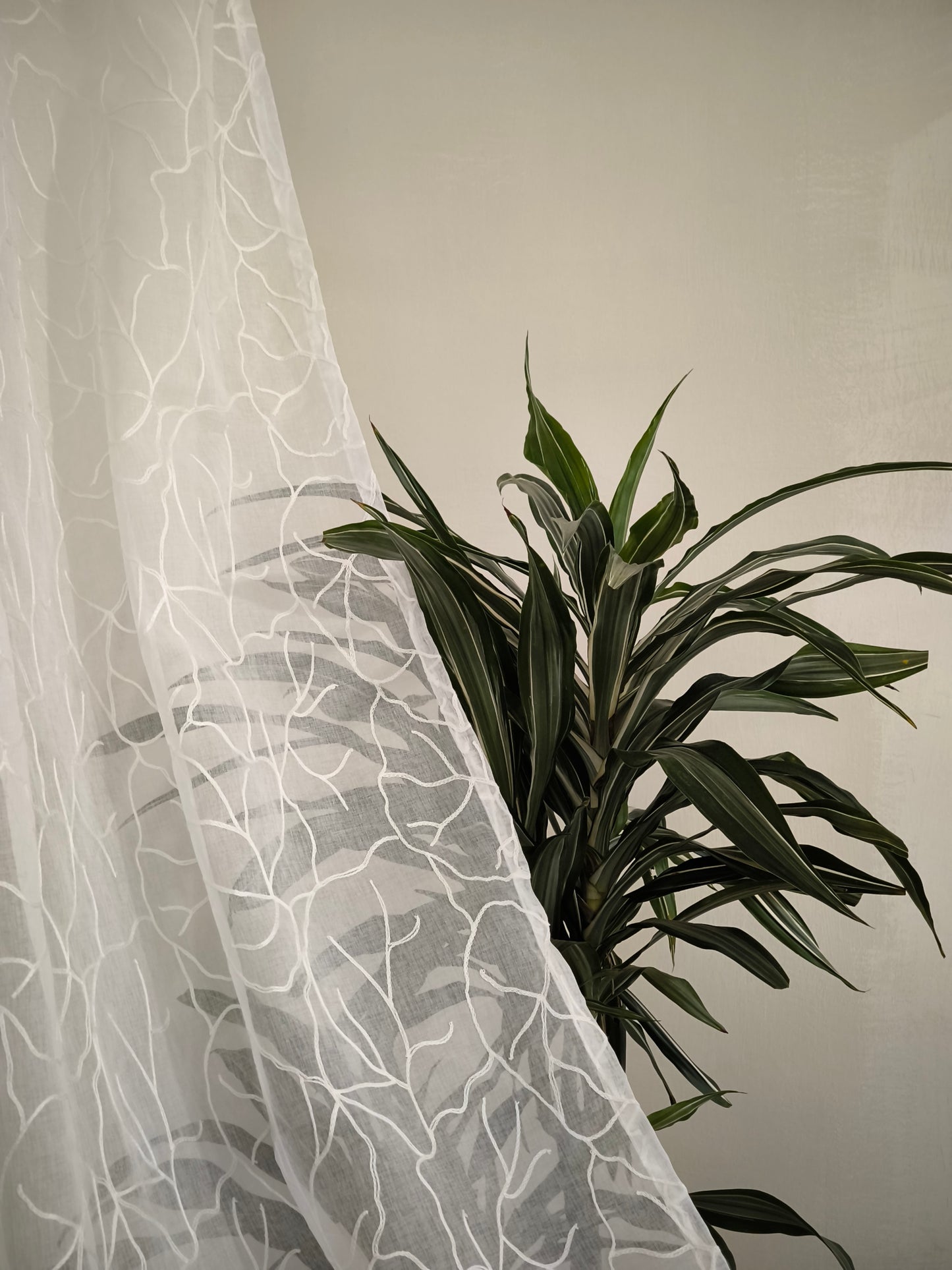 Voilage avec galon fronceur et Ruflette personnalisée - Tissu blanc avec broderie blanche - compatible avec rails de140/170 cm, Hauteur de 180 à 281 cm  - art.Souffle de feuille