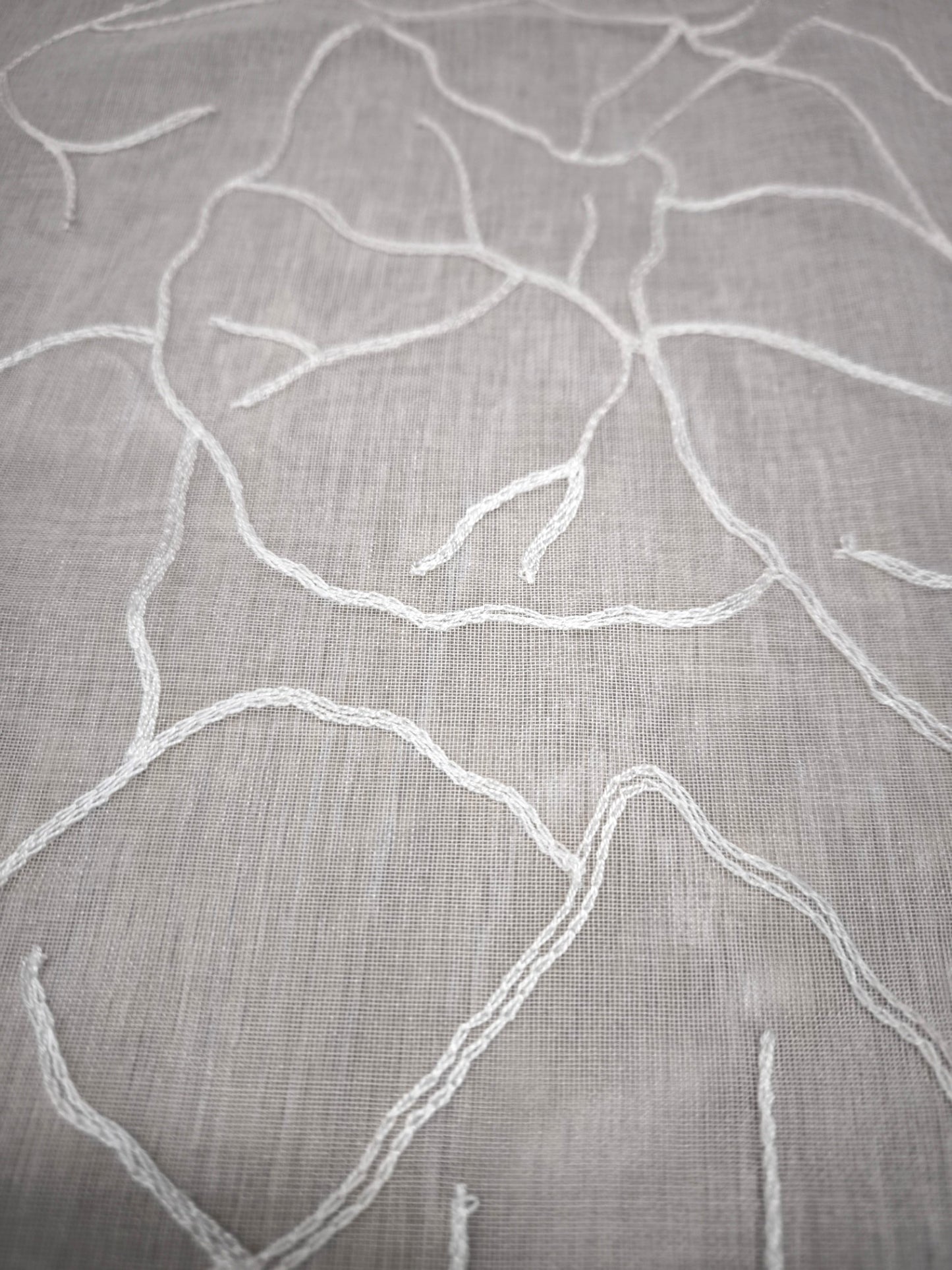 Voilage avec galon fronceur et Ruflette personnalisée - Tissu blanc avec broderie blanche - compatible avec rails de140/170 cm, Hauteur de 180 à 281 cm  - art.Souffle de feuille