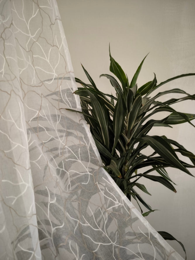 Voilage avec galon fronceur et Ruflette personnalisée - tissu blanc avec broderie blanc/taupe - compatible avec rails de 140/170 cm, Hauteur de 180 à 280 cm  - art.Souffle de feuille taupe