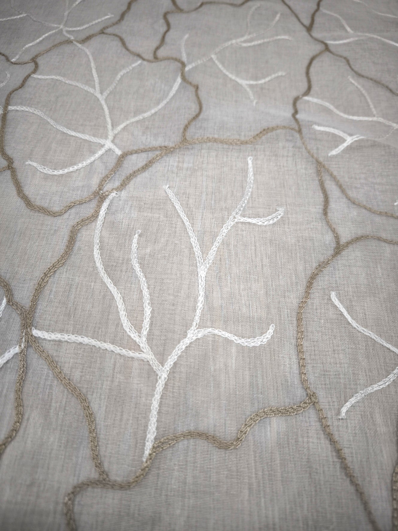 Voilage avec galon fronceur et Ruflette personnalisée - tissu blanc avec broderie blanc/taupe - compatible avec rails de 140/170 cm, Hauteur de 180 à 280 cm  - art.Souffle de feuille taupe