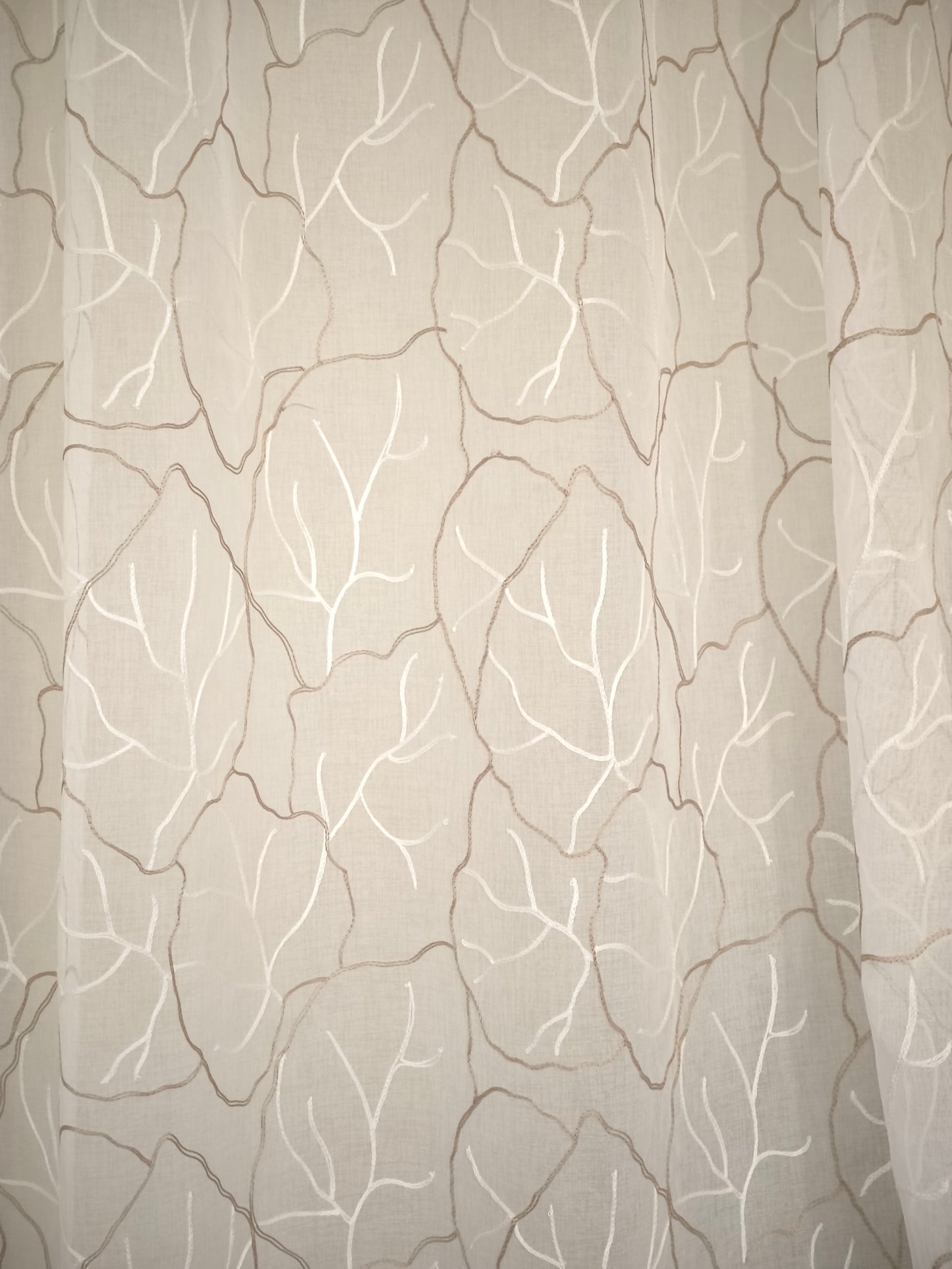 Voilage avec galon fronceur et Ruflette personnalisée - tissu blanc avec broderie blanc/taupe - compatible avec rails de 140/170 cm, Hauteur de 180 à 280 cm  - art.Souffle de feuille taupe