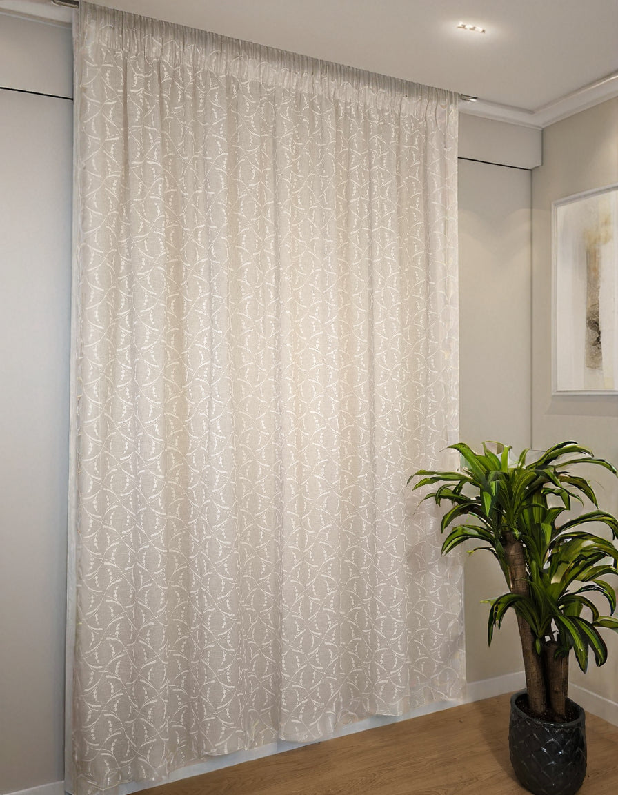 Tenda cn fettuccia arricciatende con tessuo effetto lino con ricamo ramage bianco