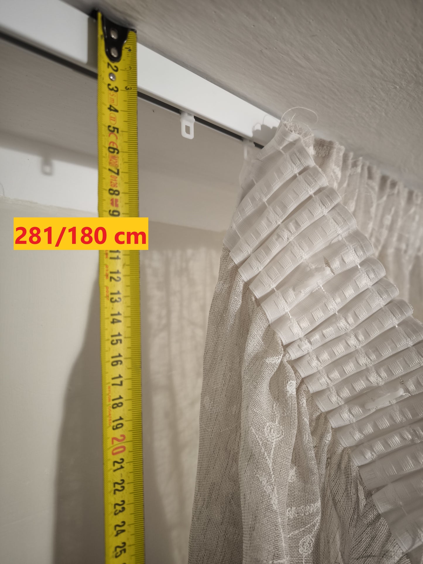 Come misurare correttamente l’altezza per la tenda su misura