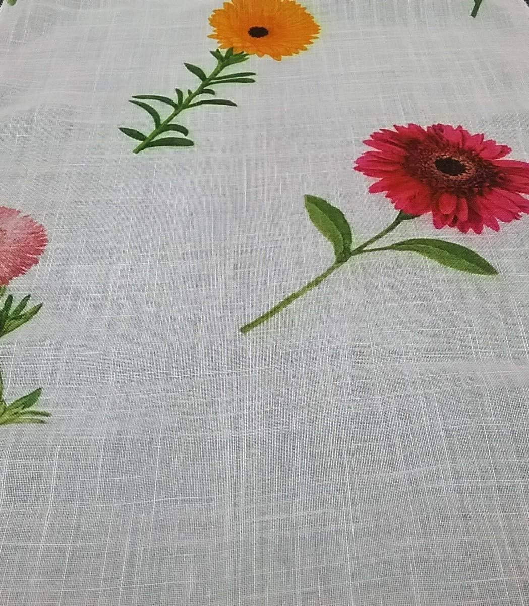 Dettaglio ravvicinato del tessuto per tende a vetro bianco con fiori colorati, ideale per arredamento
