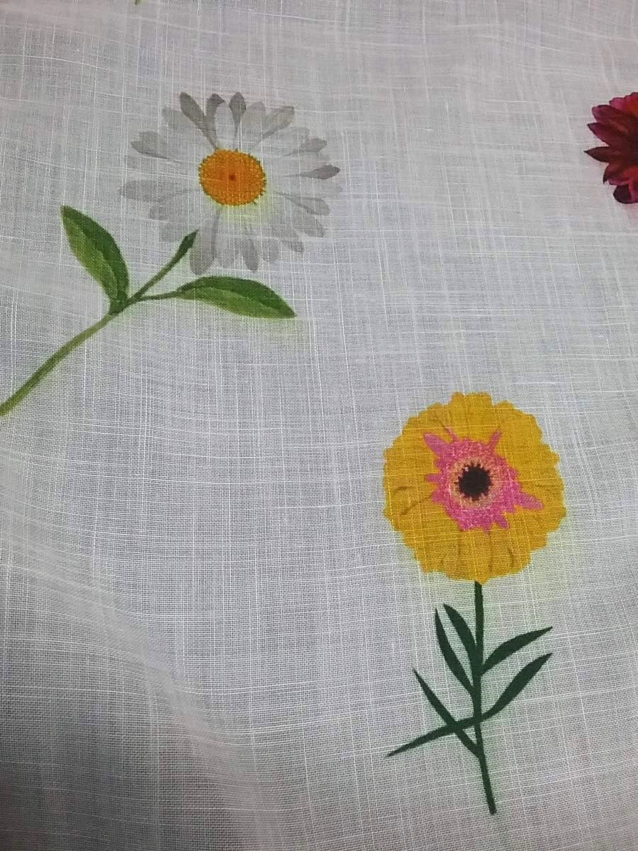 Dettaglio ravvicinato del tessuto per tende a vetro bianco con fiori colorati, ideale per arredamento