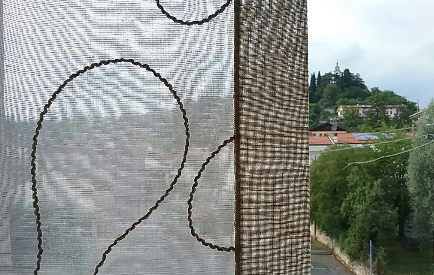 Paire de voilages vitrages voilages en tissu brodé  - tissu effet lin - blanc/gris tourterelle - art.522