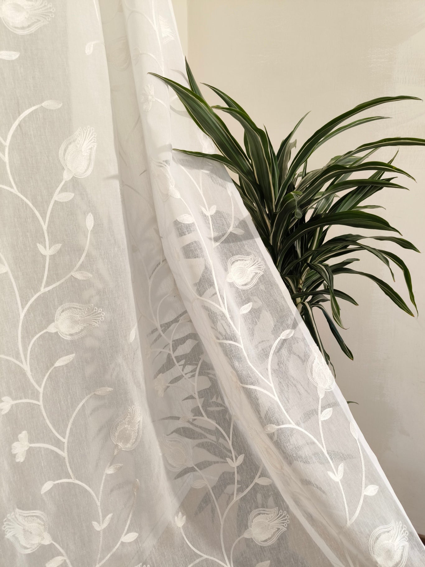 Voilage à œillets pour tringle - largeur max 200 cm - hauteur sur mesure - tissu brodé - art. Calla