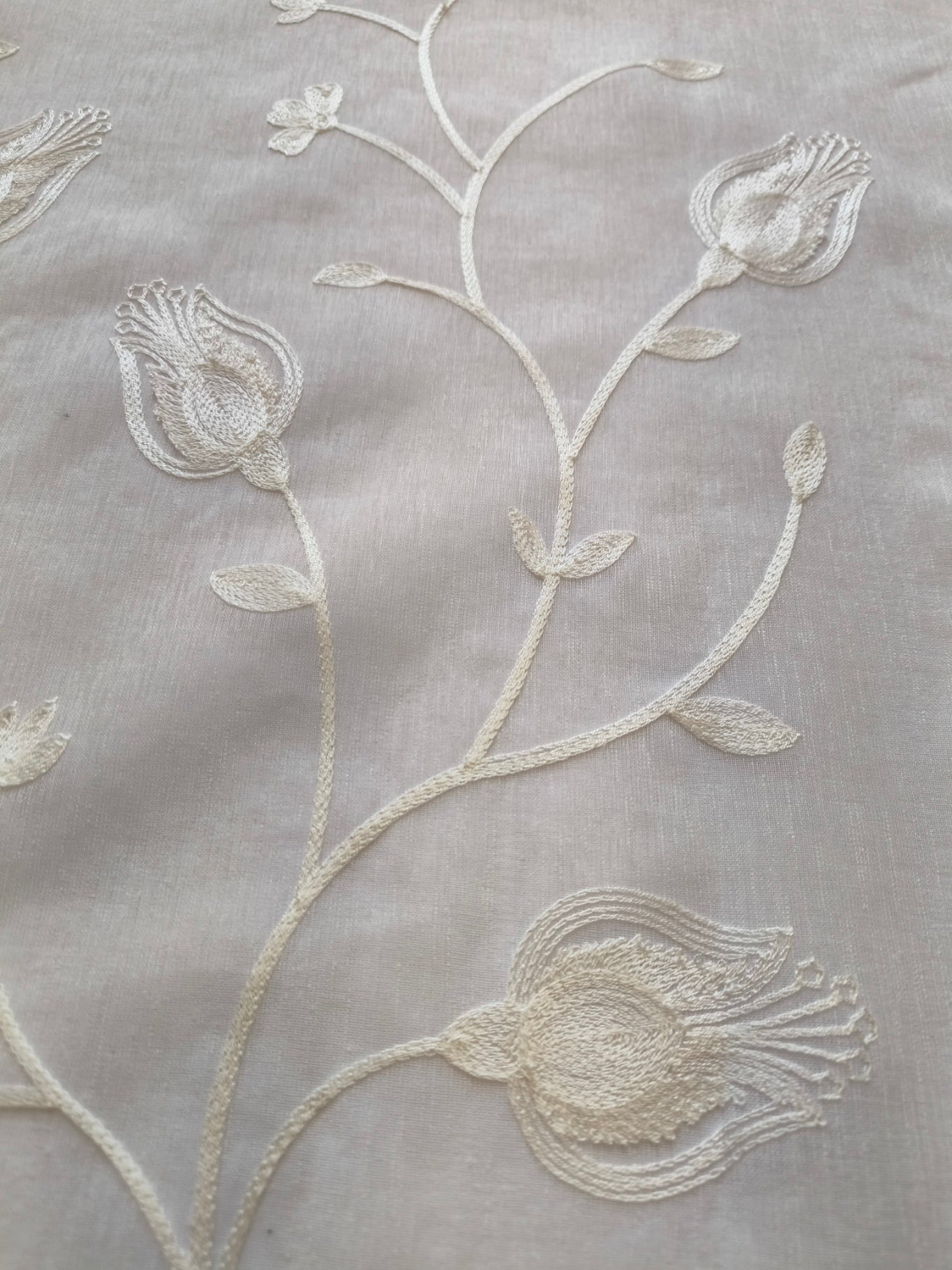 Particolare ricamo calla tono su tono