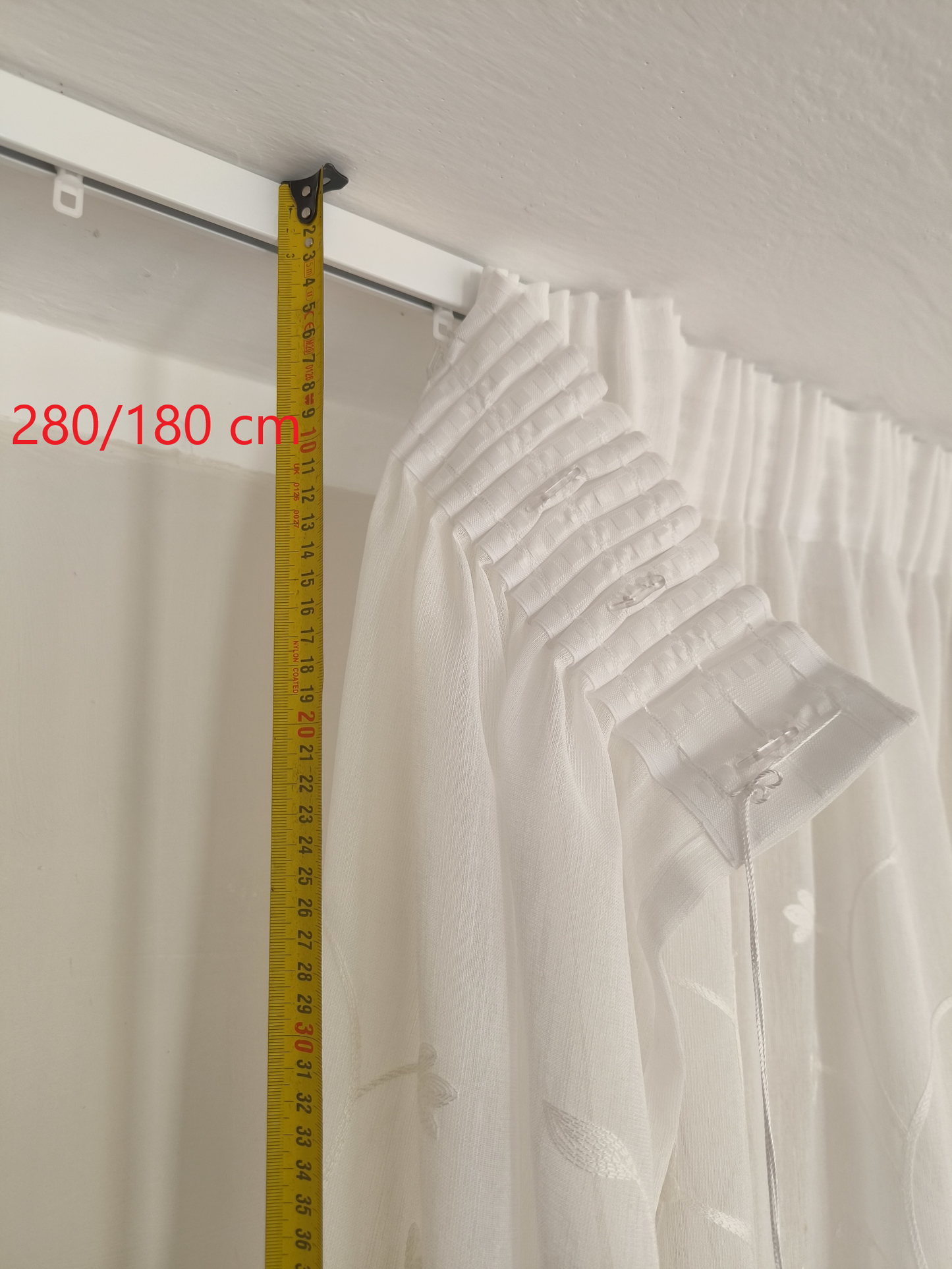 Voilage avec galon fronceur et Ruflette personnalisé – Tissu blanc brodé de fleurs, compatible avec rails de 140/170 cm, hauteurs 180 à 280 cm – art. Calla
