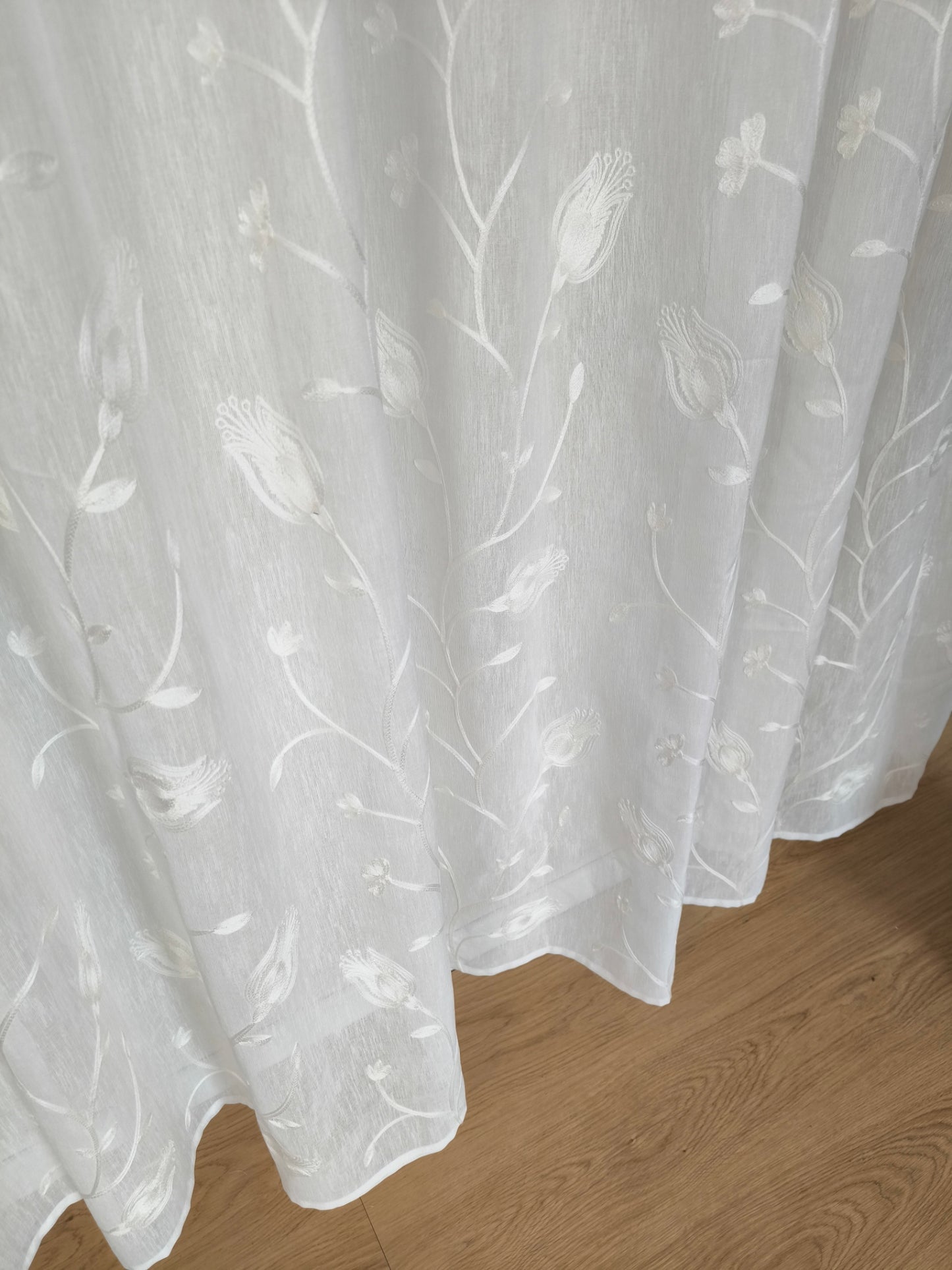 Tessuto bianco con ricamo calla