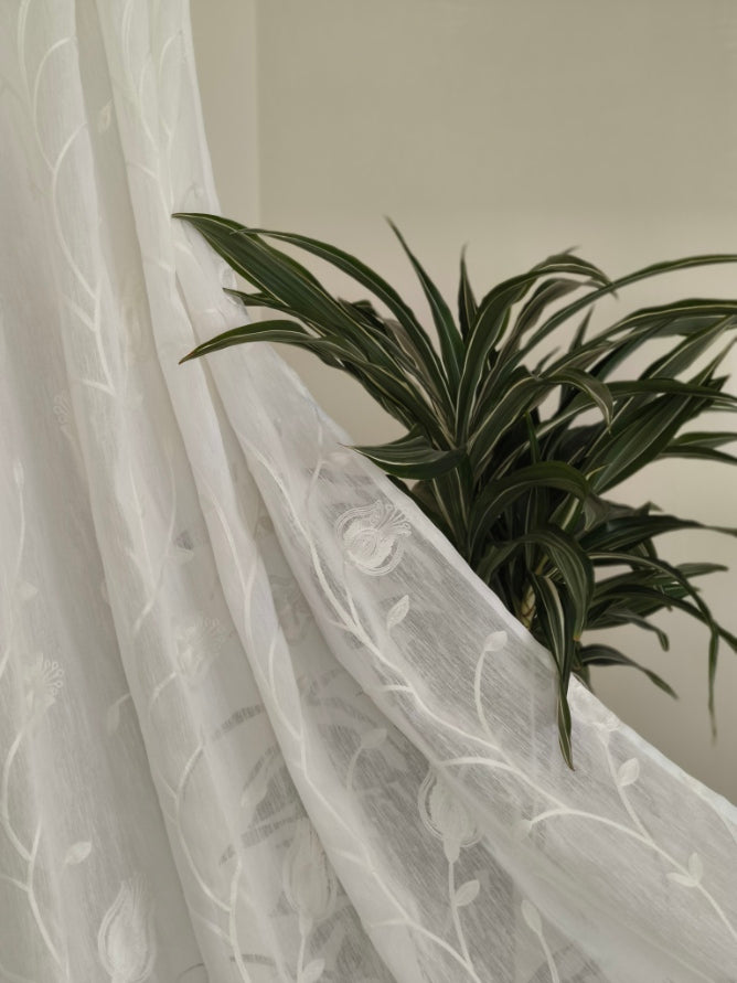 Trasparenza tessuto bianco con ricamo floreale 
