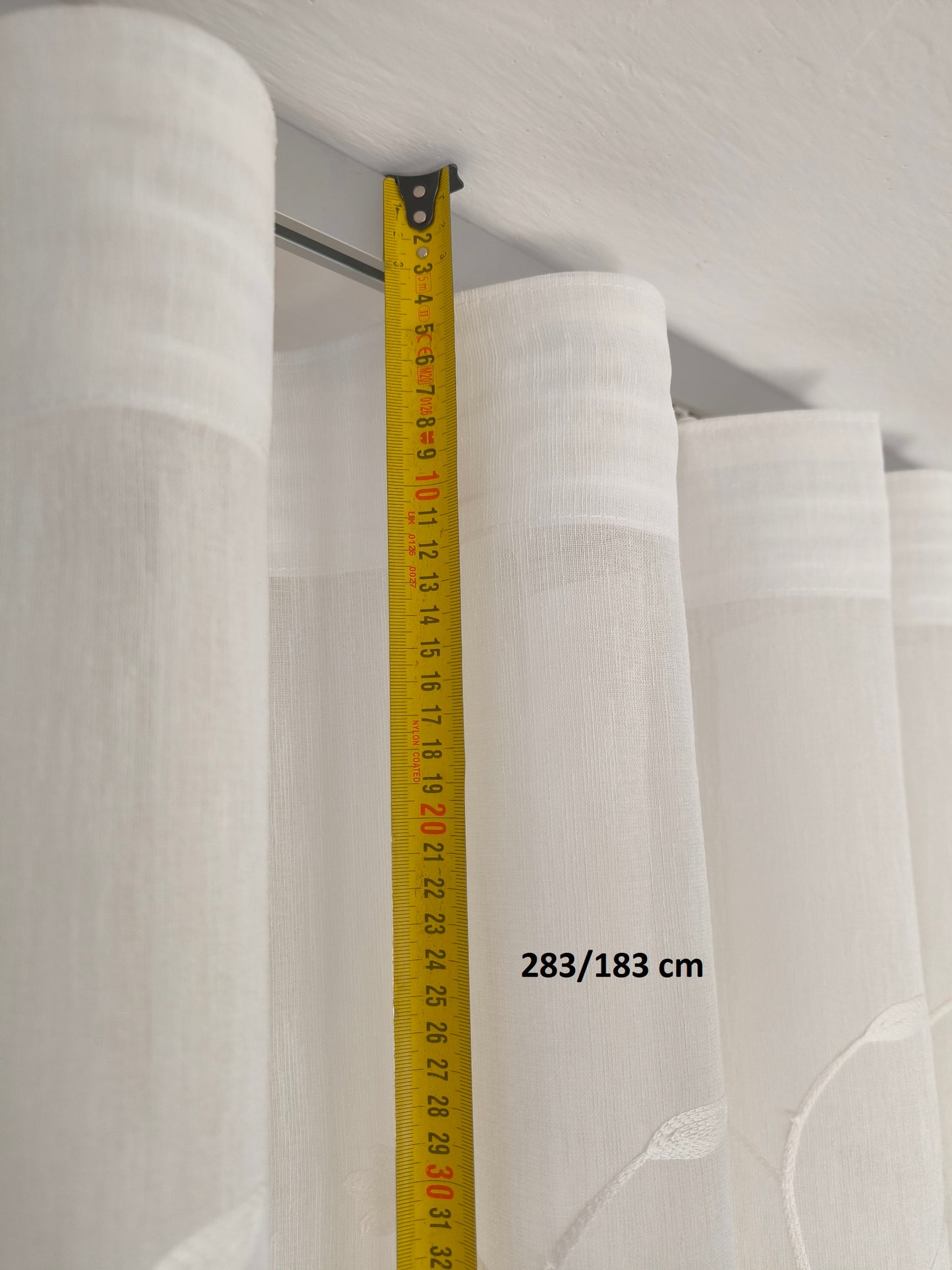 Tende a onda con   binario incluso è completo e realizzato in alluminio resistente, con finitura bianca che si adatta a una varietà di ambienti. 