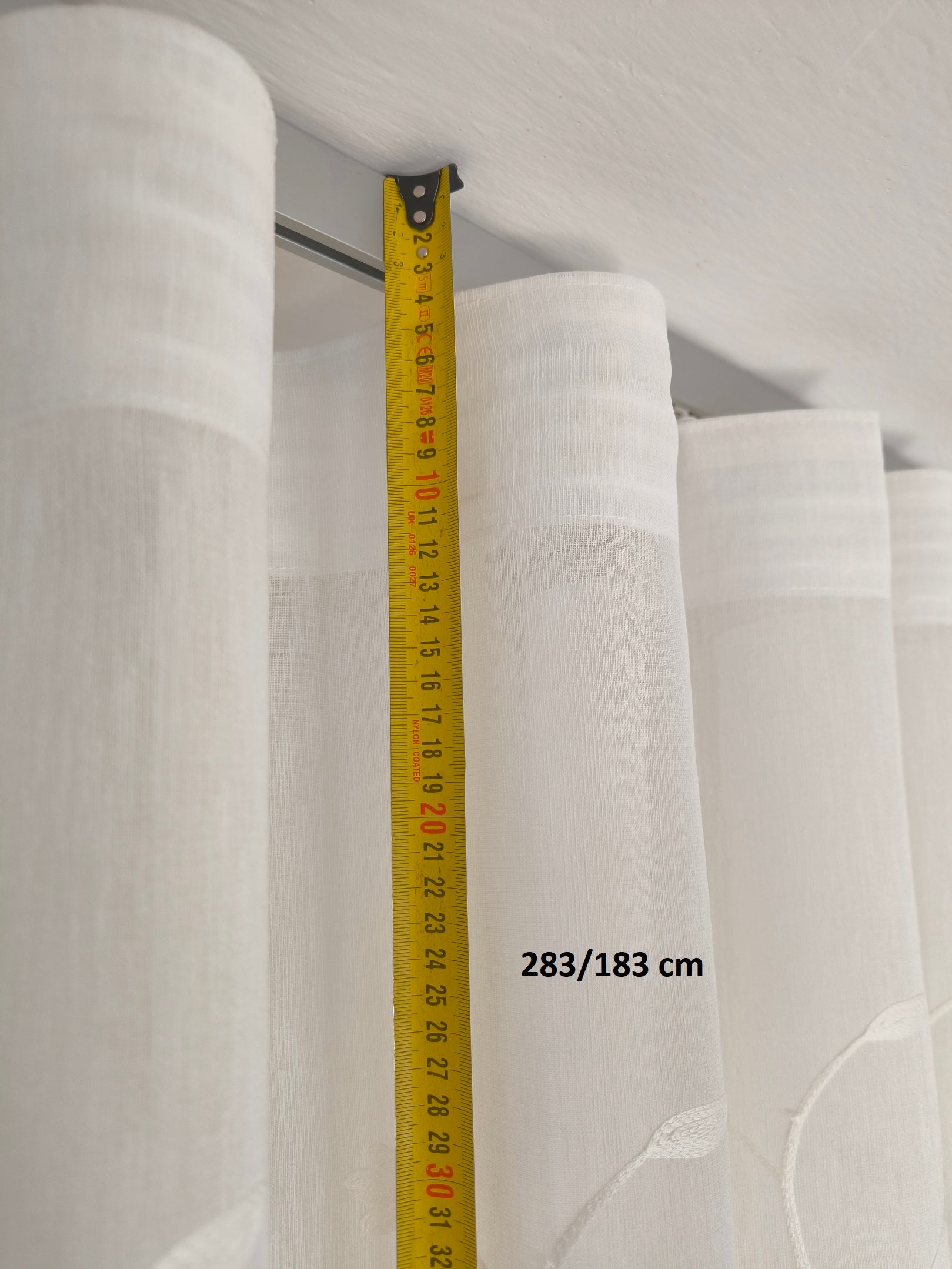 Tende a onda con   binario incluso è completo e realizzato in alluminio resistente, con finitura bianca che si adatta a una varietà di ambienti. 