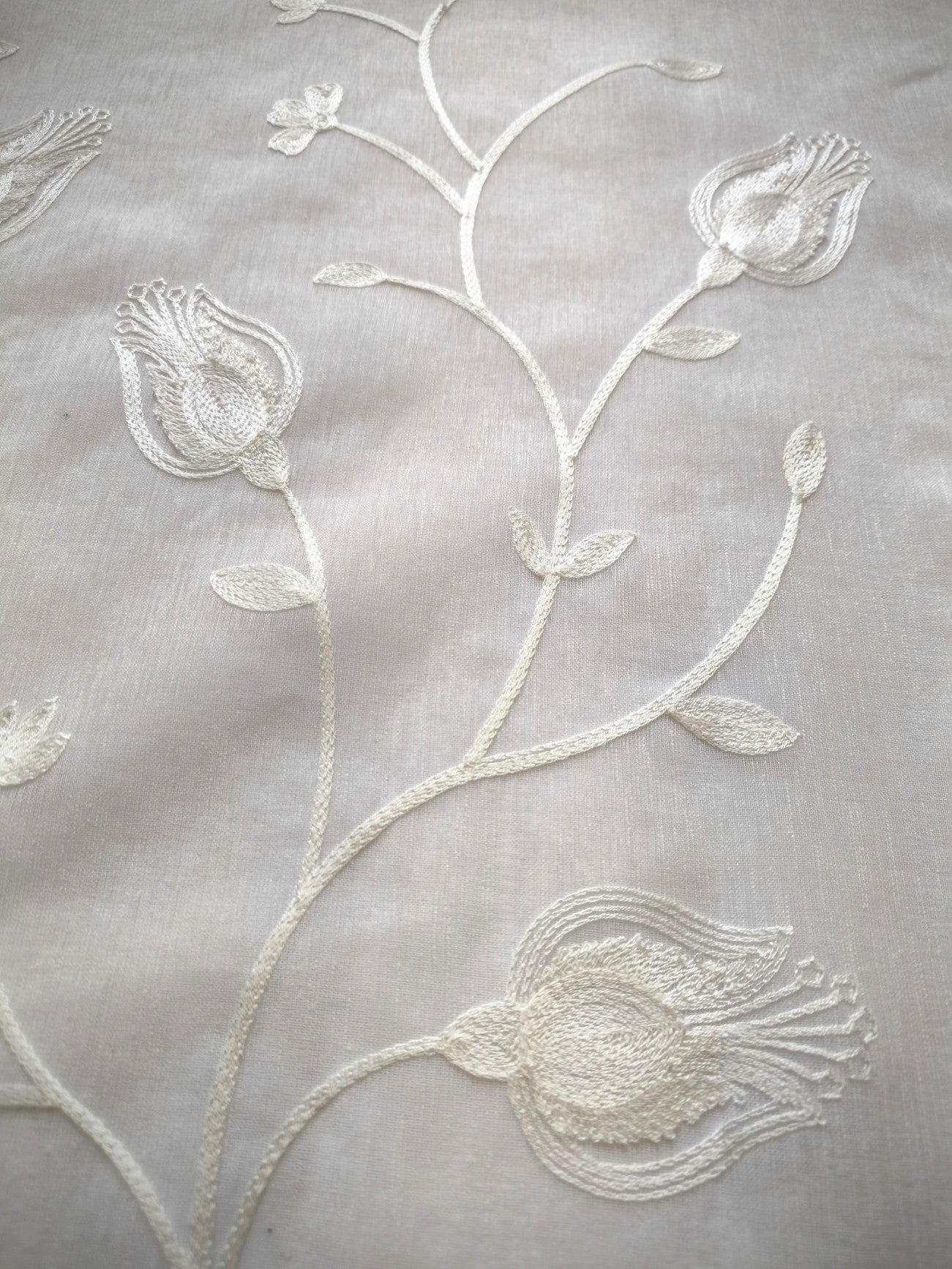 Voilage avec galon fronceur et Ruflette personnalisé – Tissu blanc brodé de fleurs, compatible avec rails de 140/170 cm, hauteurs 180 à 280 cm – art. Calla
