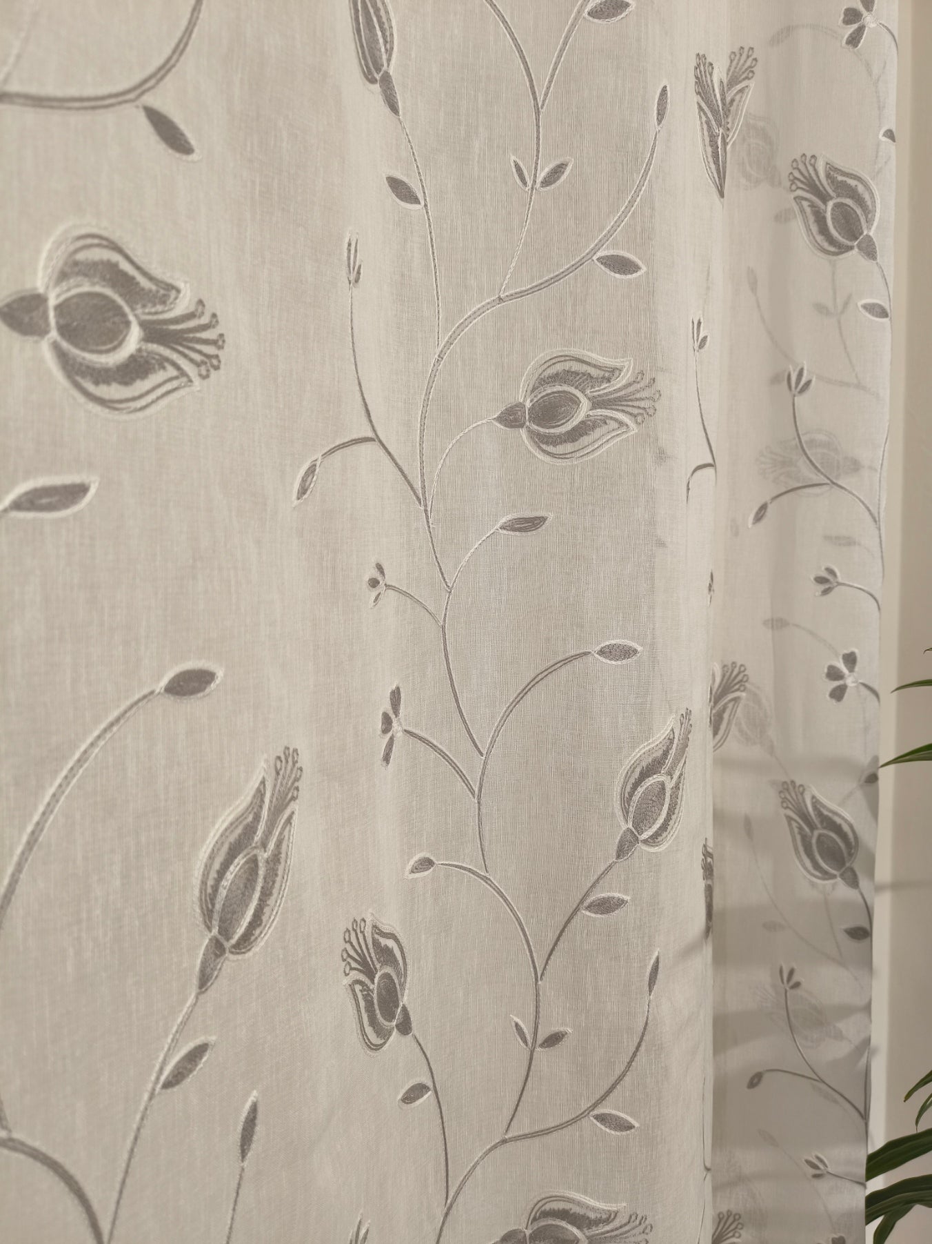 Voilage à œillets – Largeur maxi 200 cm – Hauteur sur mesure – Tissu brodé – Art. Calla