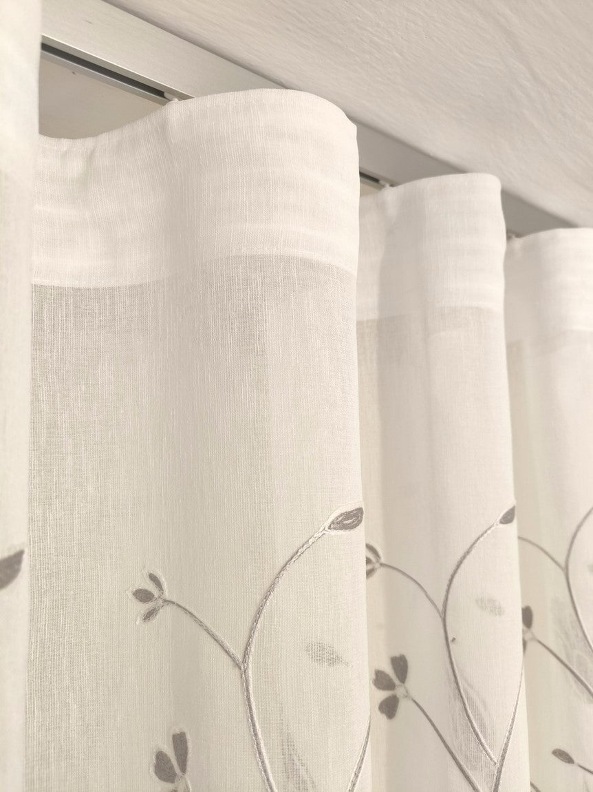 Voilage Wave sur mesure avec rail complet – Largeur 150 cm avec rail inclus - Tissu brodé blanc/gris art.calla