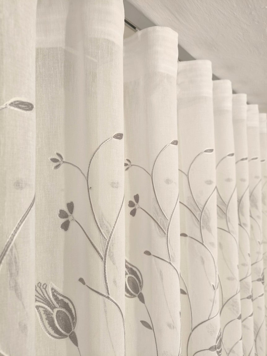 Voilage Wave sur mesure avec rail complet – Largeur 150 cm avec rail inclus - Tissu brodé blanc/gris art.calla