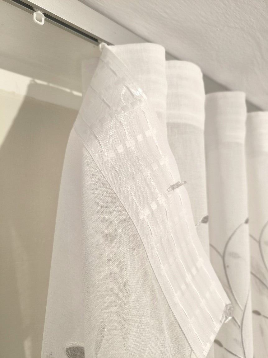 Voilage Wave sur mesure avec rail complet – Largeur 150 cm avec rail inclus - Tissu brodé blanc/gris art.calla