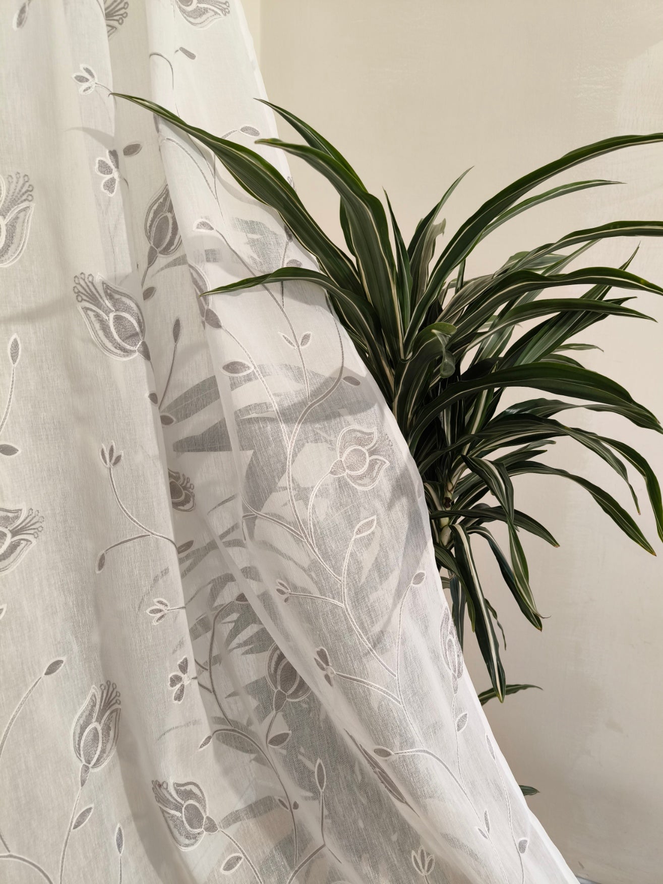 Voilage à œillets – Largeur maxi 200 cm – Hauteur sur mesure – Tissu brodé – Art. Calla