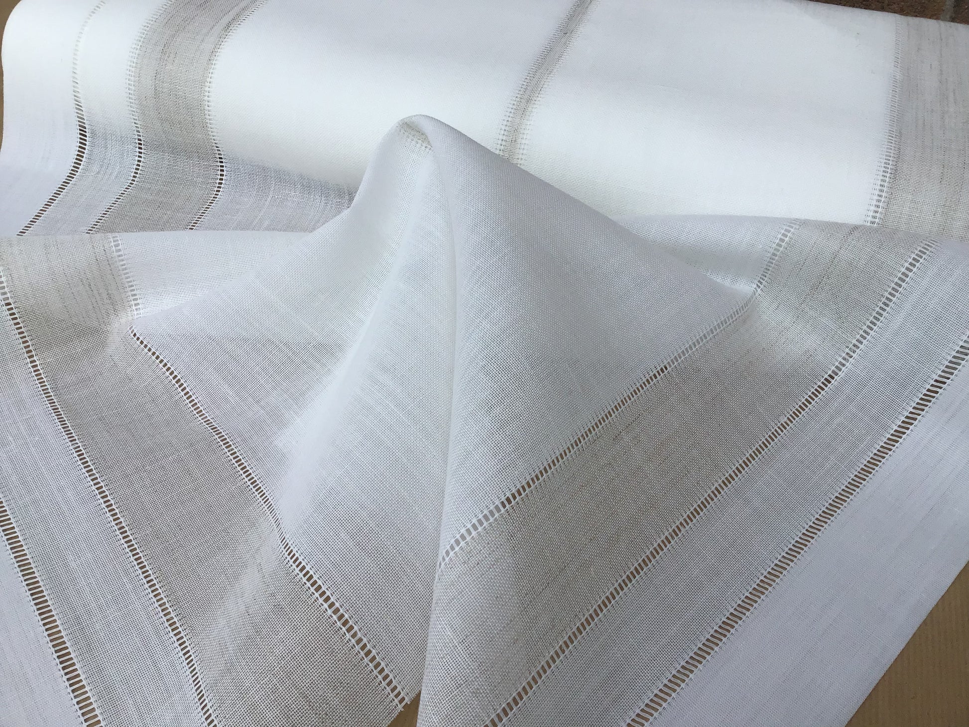 Tessuto misto lino 50/50 bianco naturale con righe tortora e lavorazione ajour per tenda