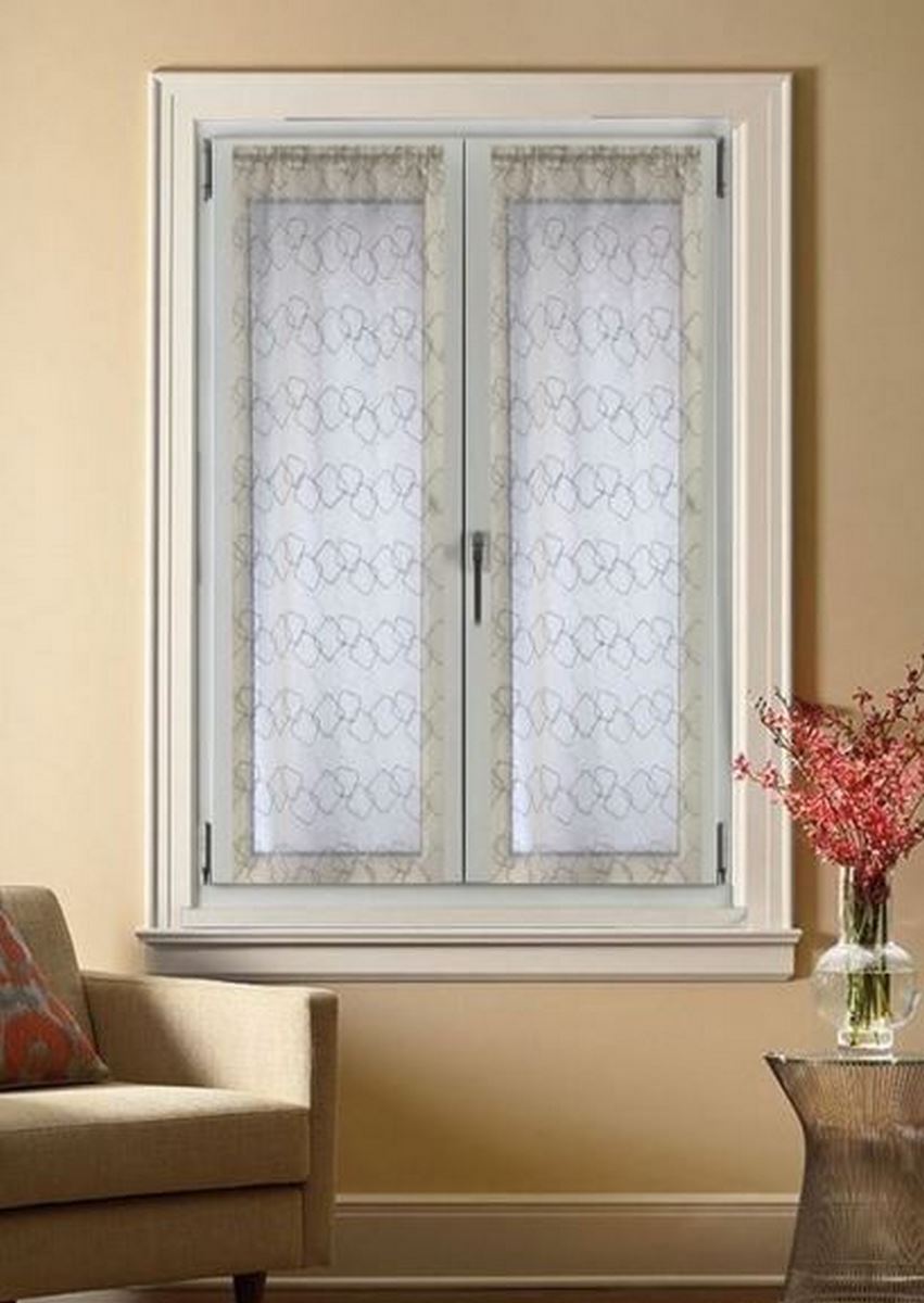Coppia di tende a vetro bianche con ricamo grigio su finestra, ideale per arredamento