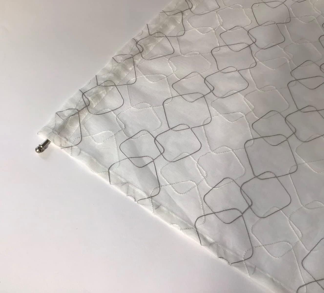 Paire de voilages vitrage en tissu brodé – Largeur 45/70 cm – Longueur sur mesure – Coloris blanc/gris- art.523