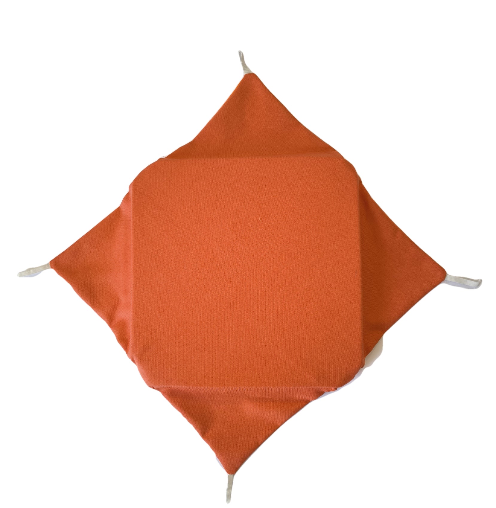 Cuscino arancio con 4 ali per un fissaggio stabile alla sedia, ideale per evitare spostamenti.