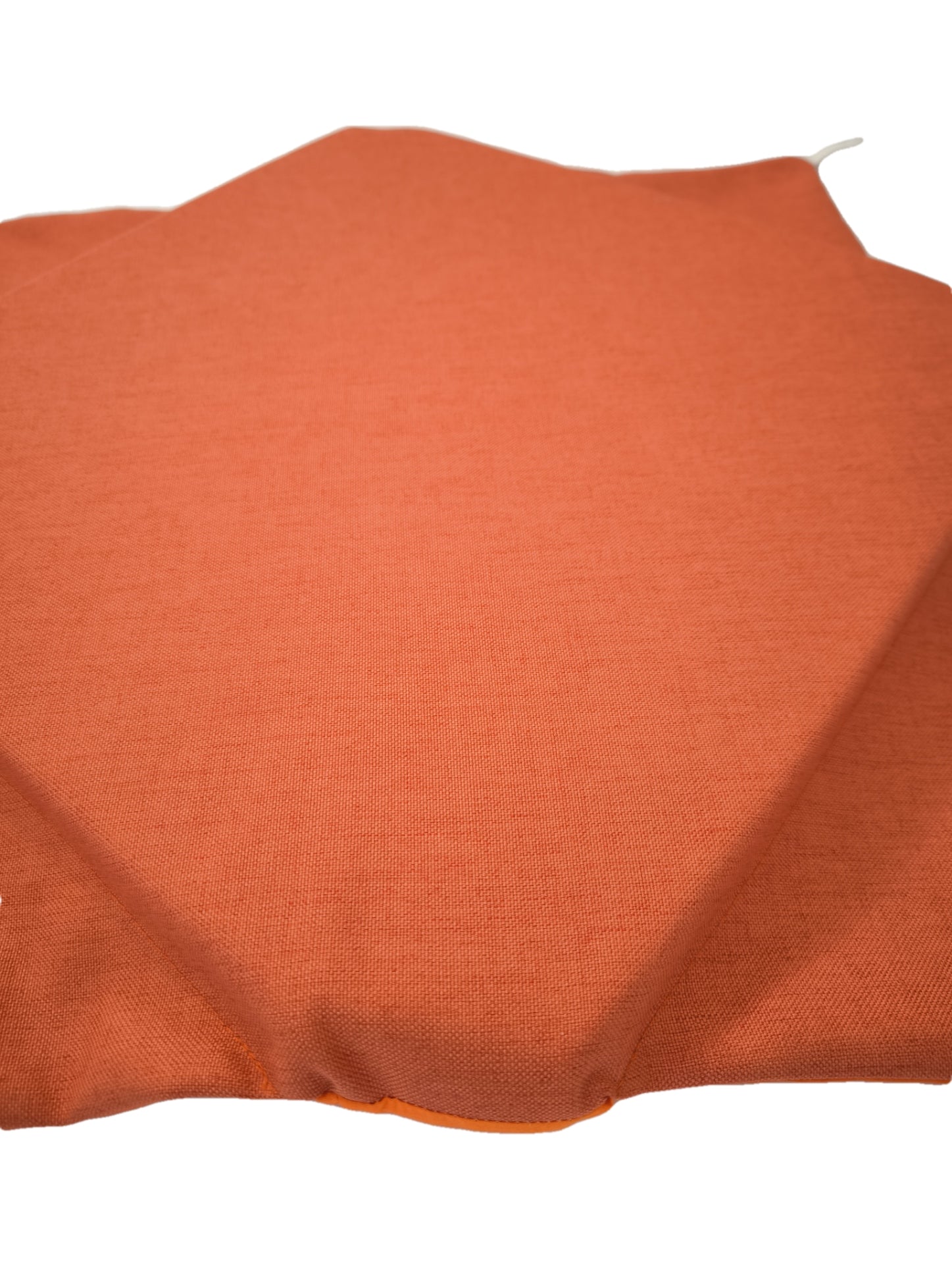 Primo piano del cuscino arancio, tessuto effetto cotone morbido e resistente.
