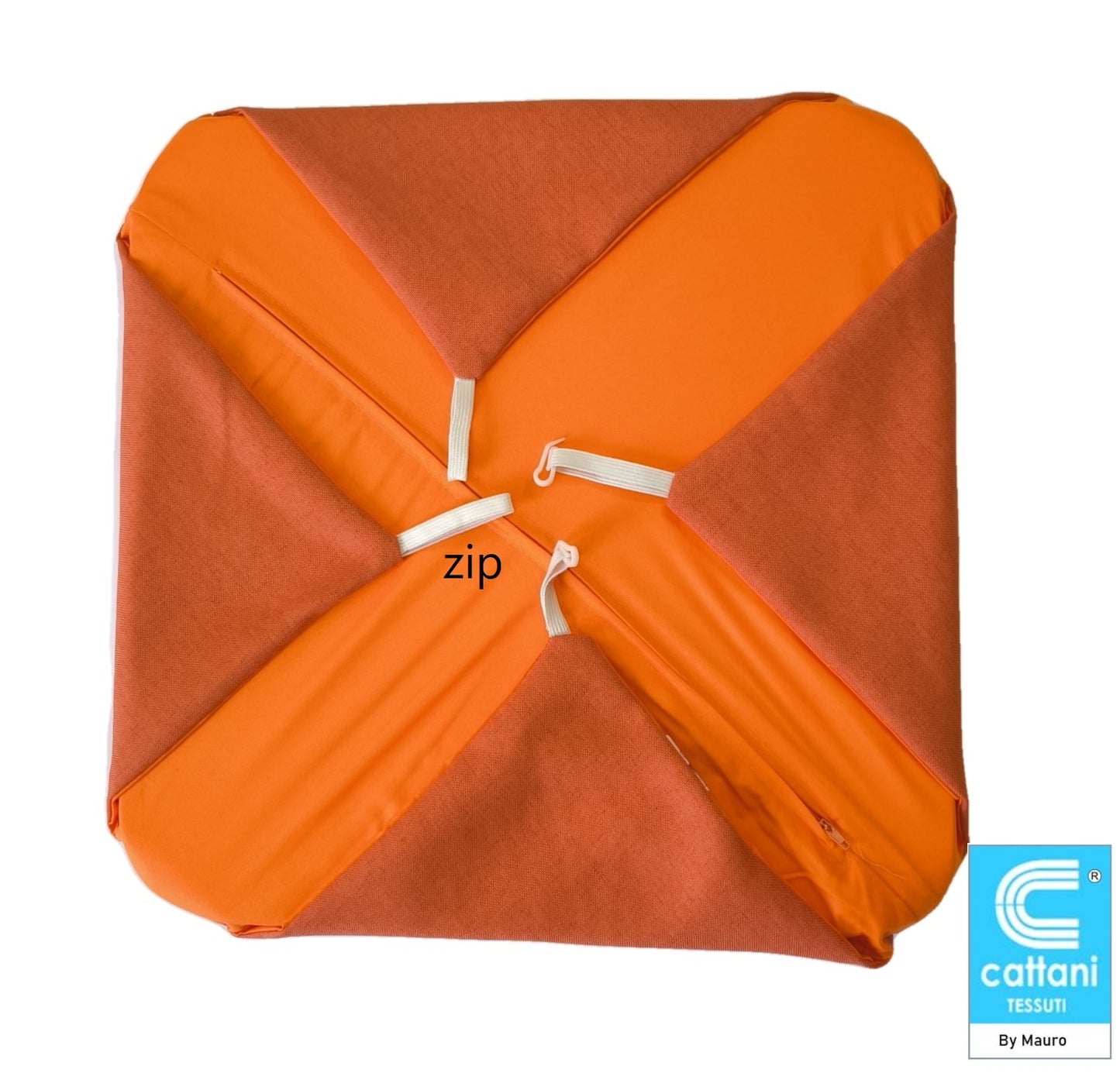Cuscino arancio con zip aperta per rimuovere facilmente l’imbottitura in gommapiuma.