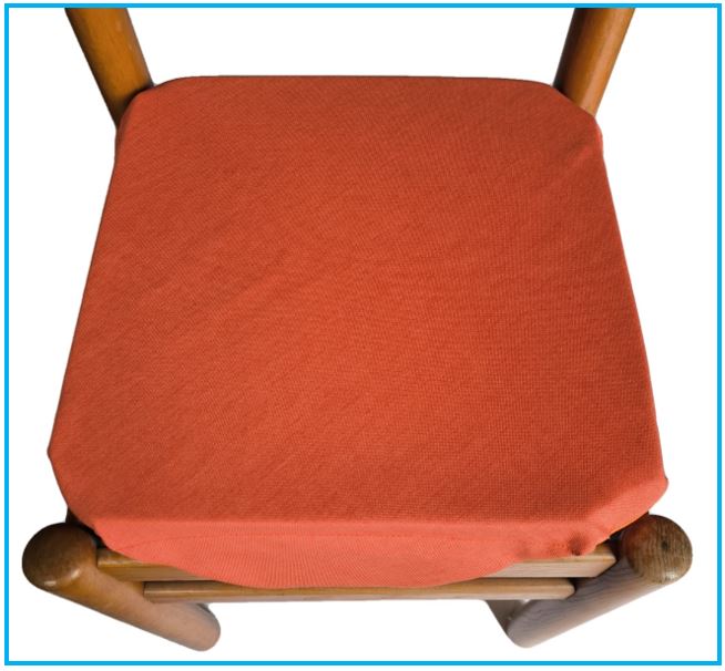 Cuscino arancio per sedia da cucina fissato su una sedia, design elegante e confortevole.