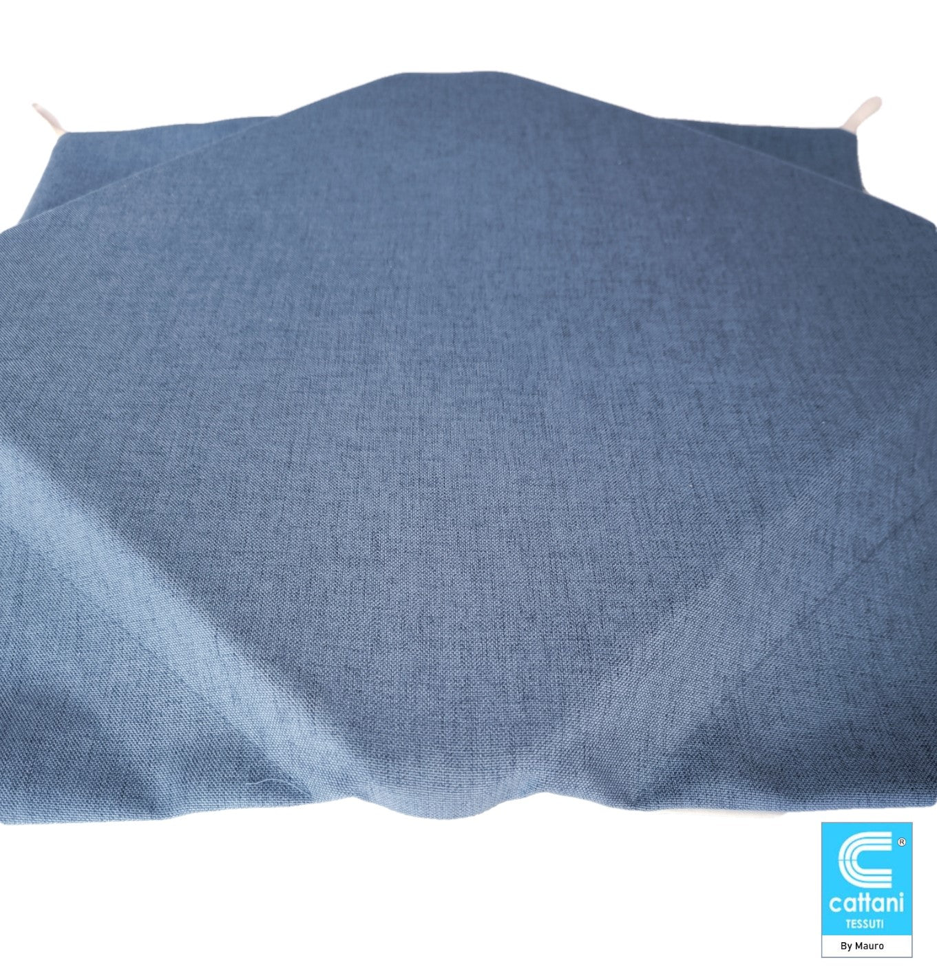 Primo piano del cuscino bleu elettrico, tessuto effetto cotone morbido e resistente.