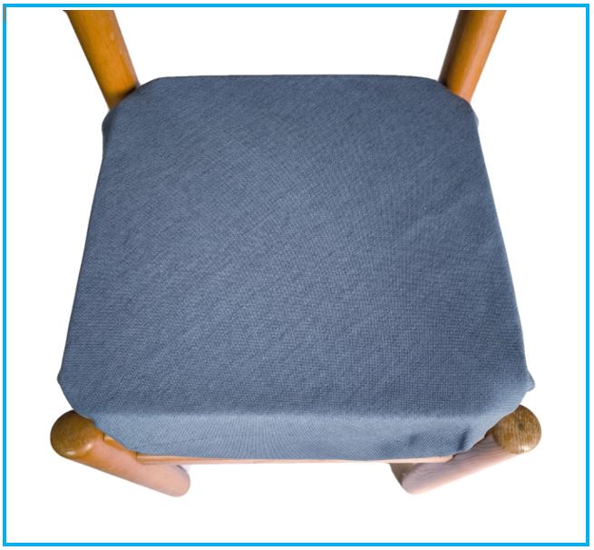 Cuscino bleu elettrico per sedia da cucina fissato su una sedia, design elegante e confortevole.