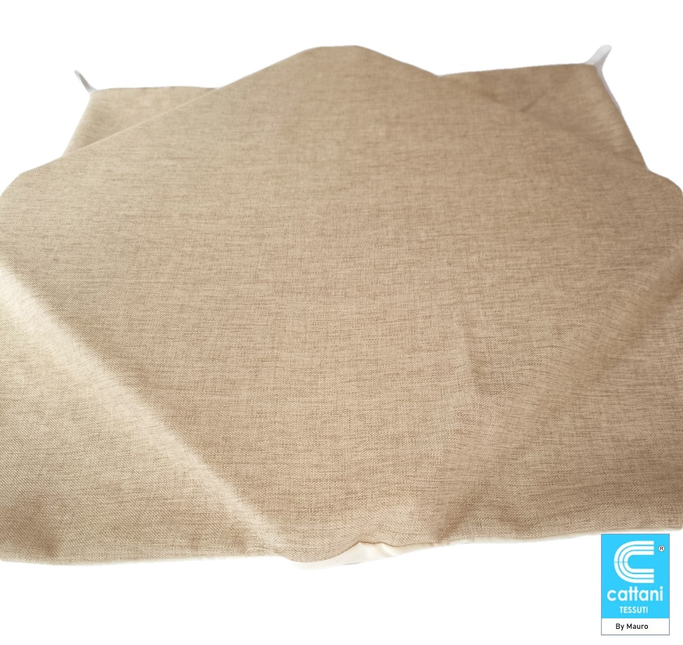 Primo piano del cuscino beige, tessuto effetto cotone morbido e resistente.