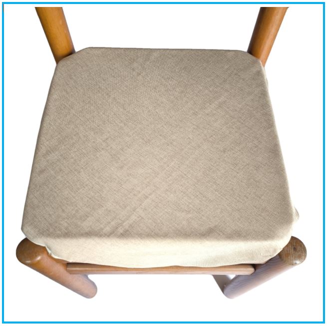 Cuscino beige per sedia da cucina fissato su una sedia