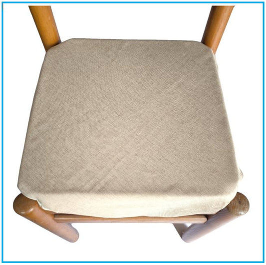 Cuscino beige per sedia da cucina fissato su una sedia