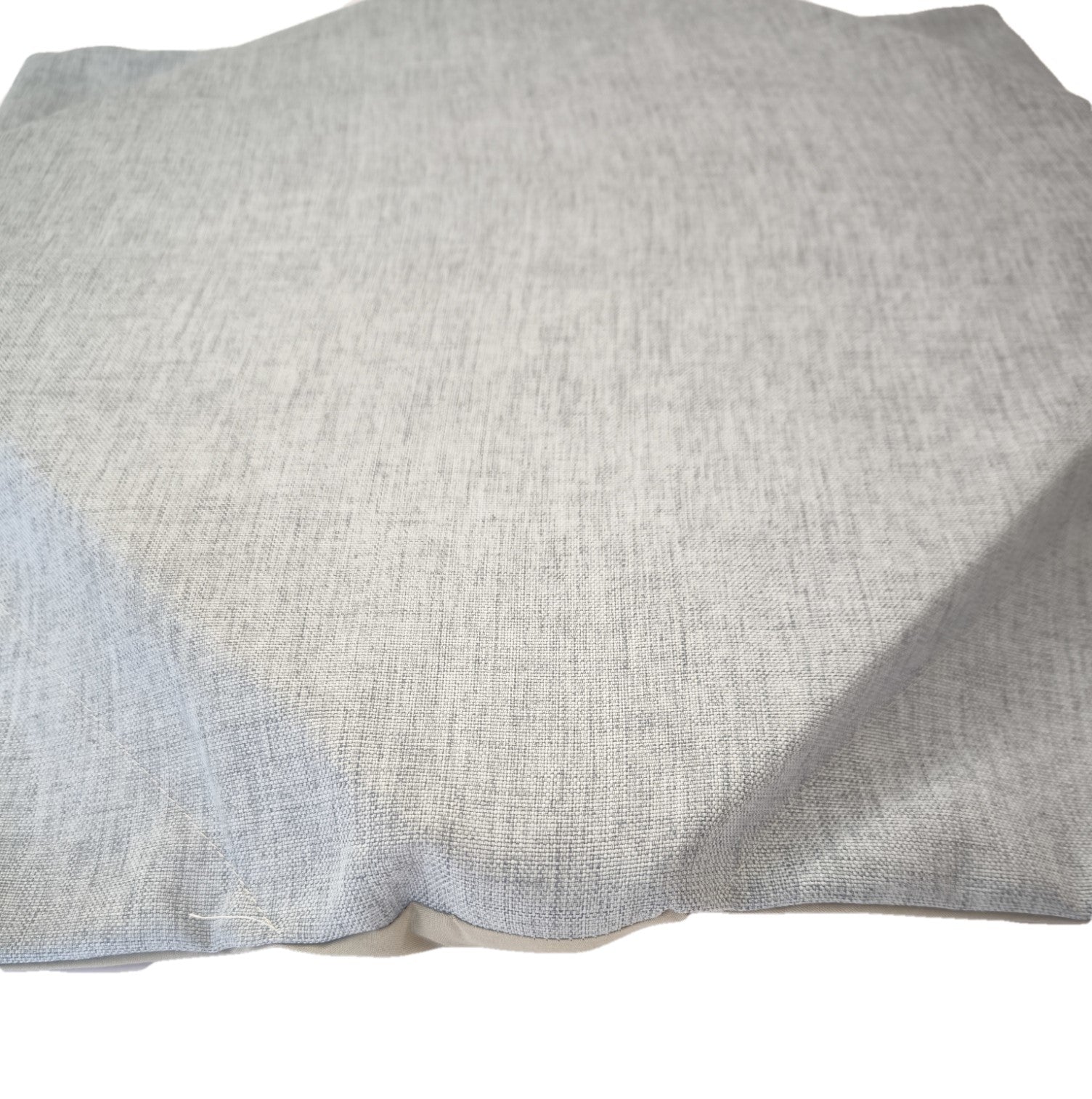 Primo piano del cuscino grigio azzurro polvere, tessuto effetto cotone morbido e resistente.