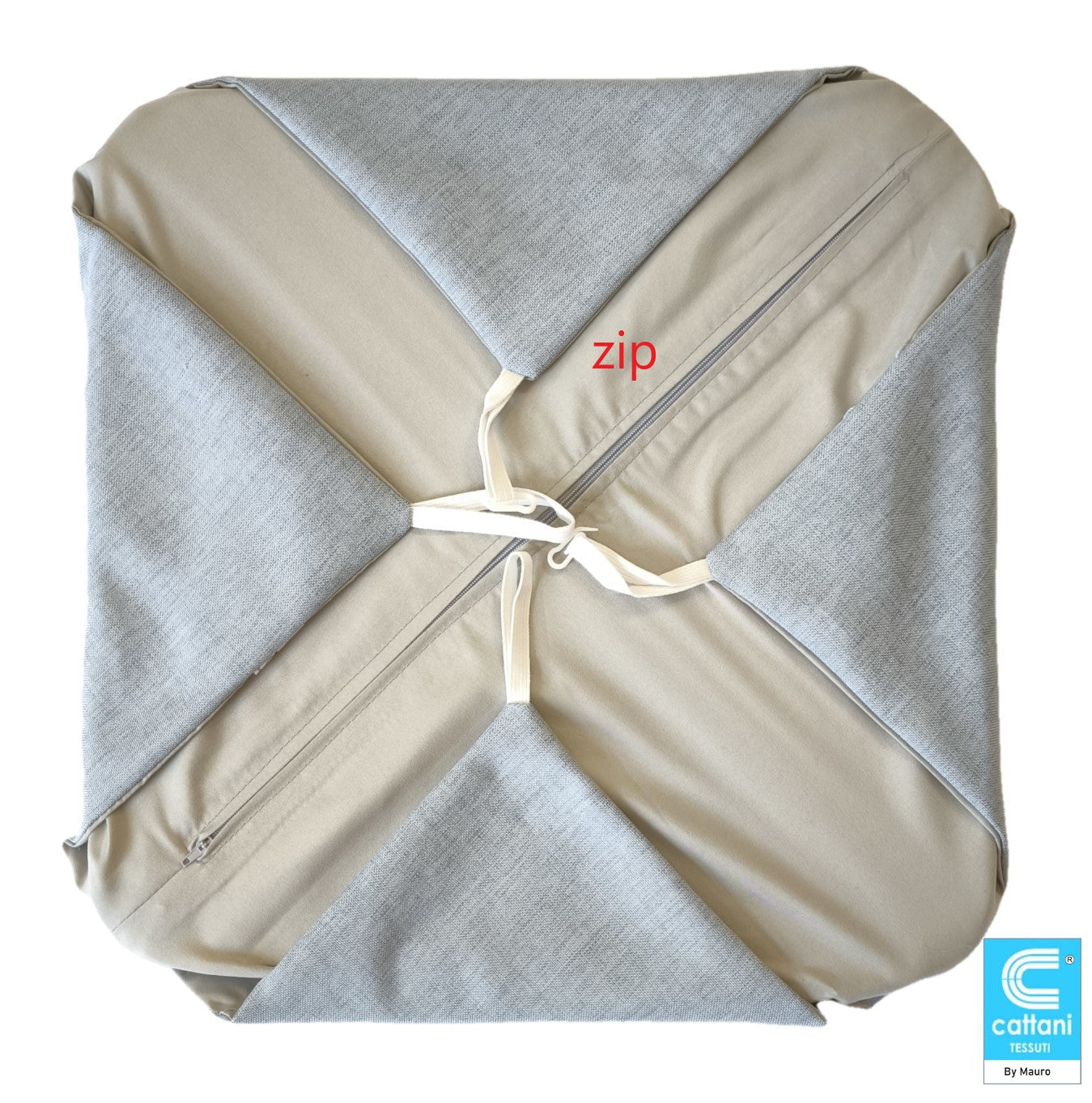 Cuscino grigio azzurro polver con zip aperta per rimuovere facilmente l’imbottitura in gommapiuma.
