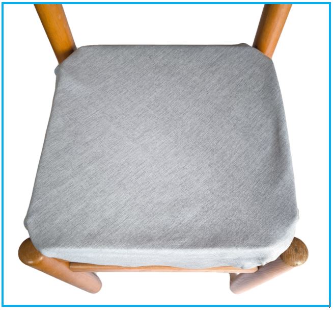 Cuscino Grigio azzurro polvere per sedia da cucina fissato su una sedia, design elegante e confortevole.