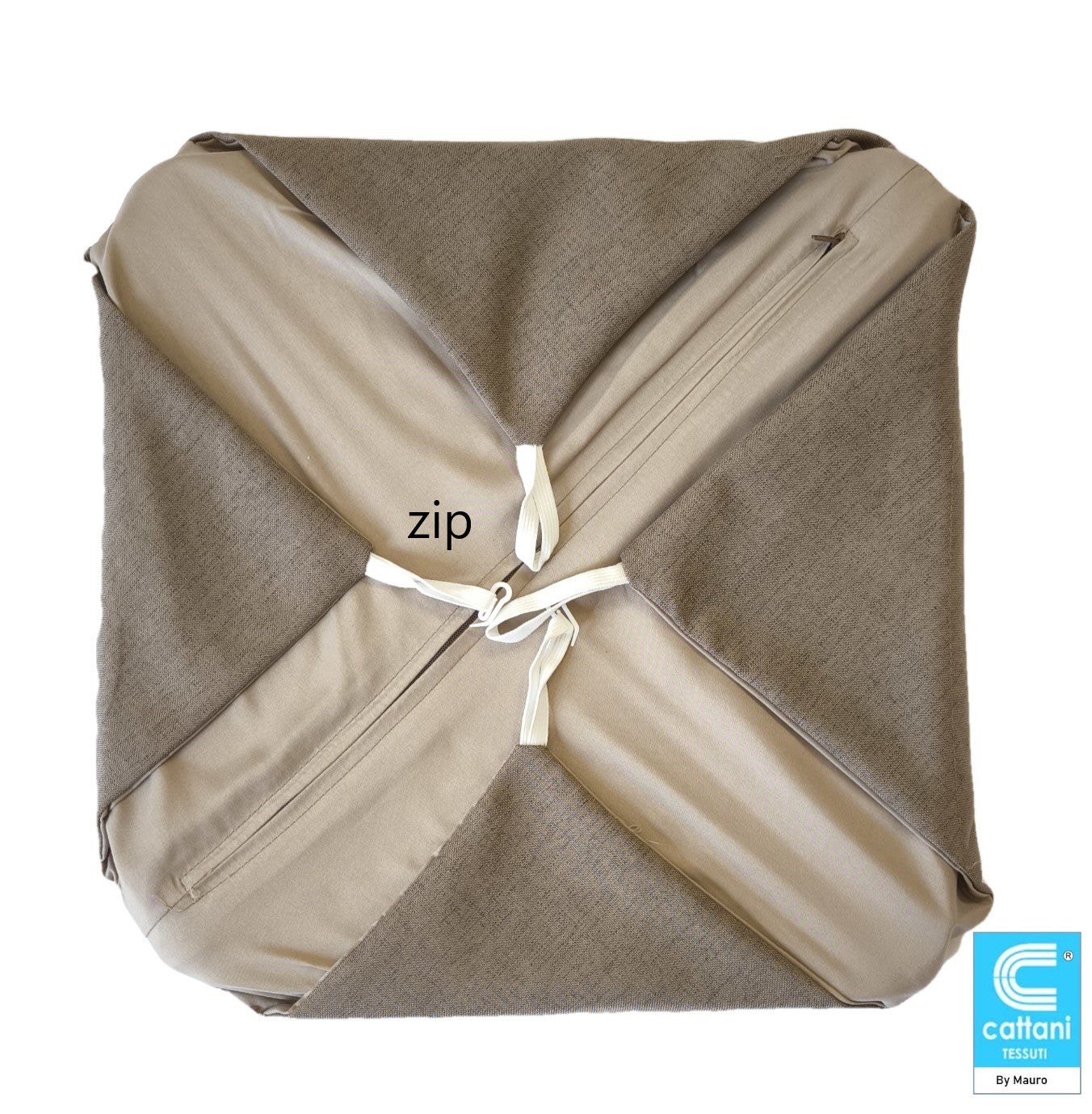 Cuscino marrone con zip aperta per rimuovere facilmente l’imbottitura in gommapiuma.
