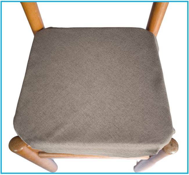 Cuscino marrone per sedia da cucina fissato su una sedia, design elegante e confortevole.