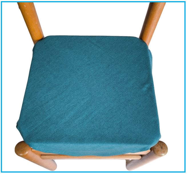 Cuscino ottanio per sedia da cucina fissato su una sedia, design elegante e confortevole. 