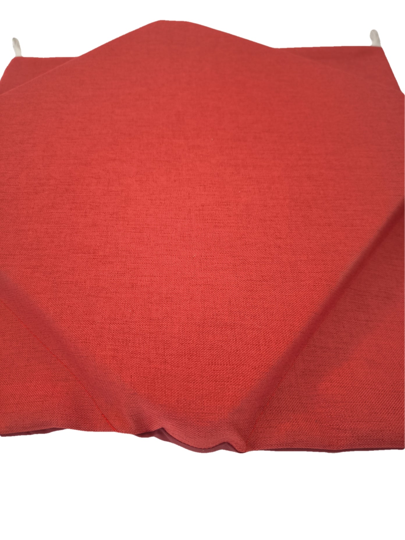 Primo piano del cuscino rosso, tessuto effetto cotone morbido e resistente.